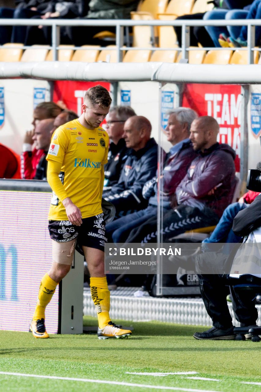 Elfsborgs Adam Lundqvist lämnar planen bandagerad