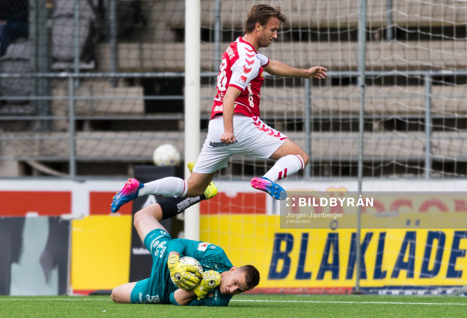 Elfsborgs målvakt David Olsson tar bollen framför Kalmars