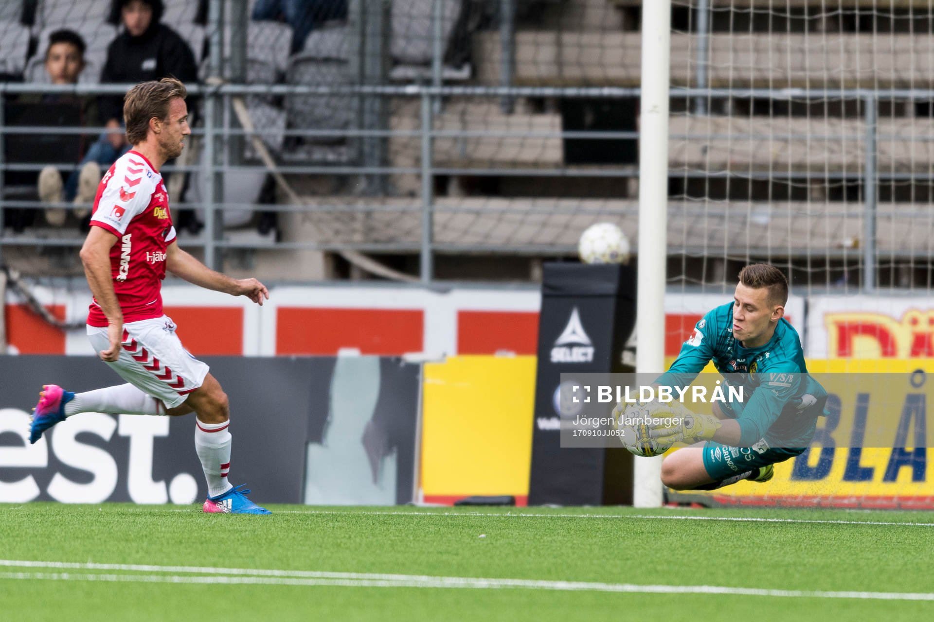 Elfsborgs målvakt David Olsson och Kalmars Filip Hellquist