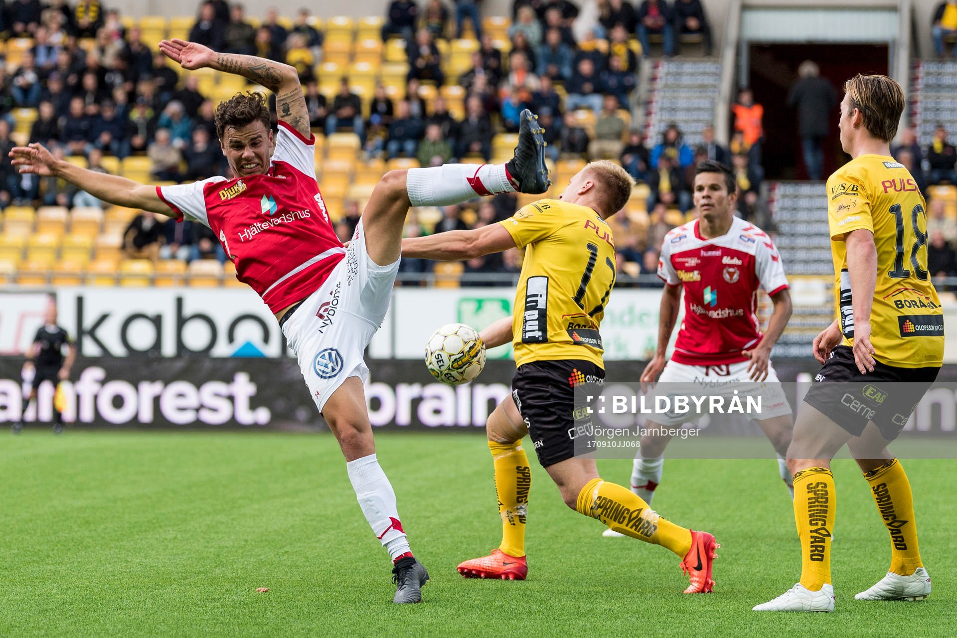 Kamp mellan Kalmars Herman Hallberg och Elfsborgs Per Frick