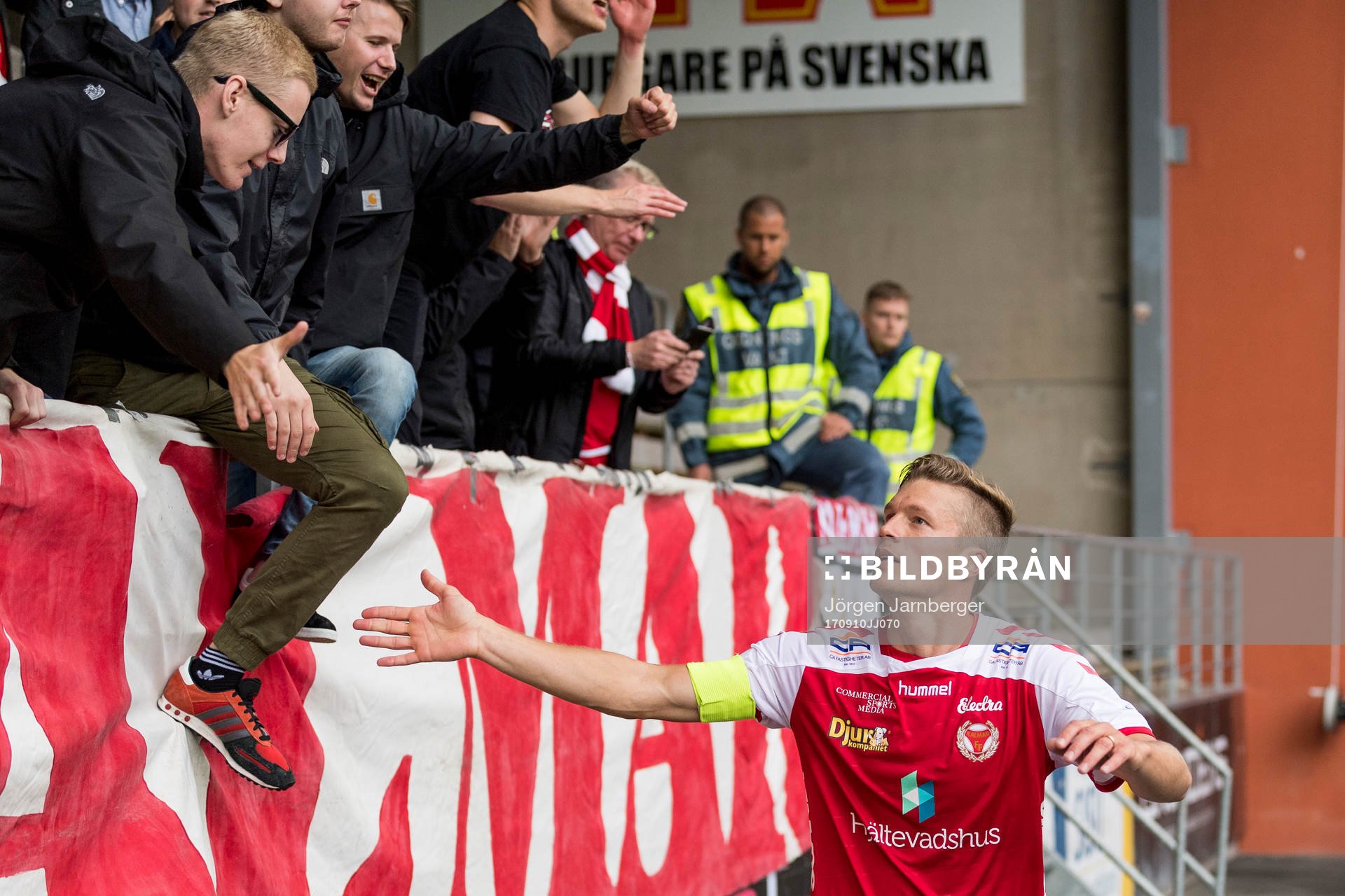 Kalmars Viktor Elm tackar supportrarna