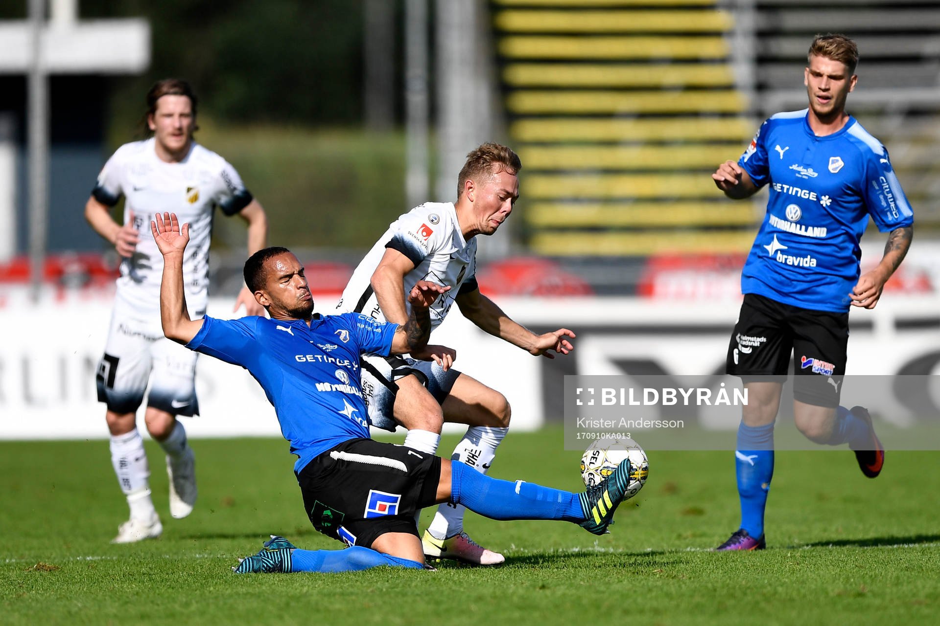 Halmstads Pontus Silfwer i kamp med Häckens Joel Andersson under fotbollsmatchen i Allsvenskan mellan Halmstad och Häcken den 10 september 2017 i Halmstad.
