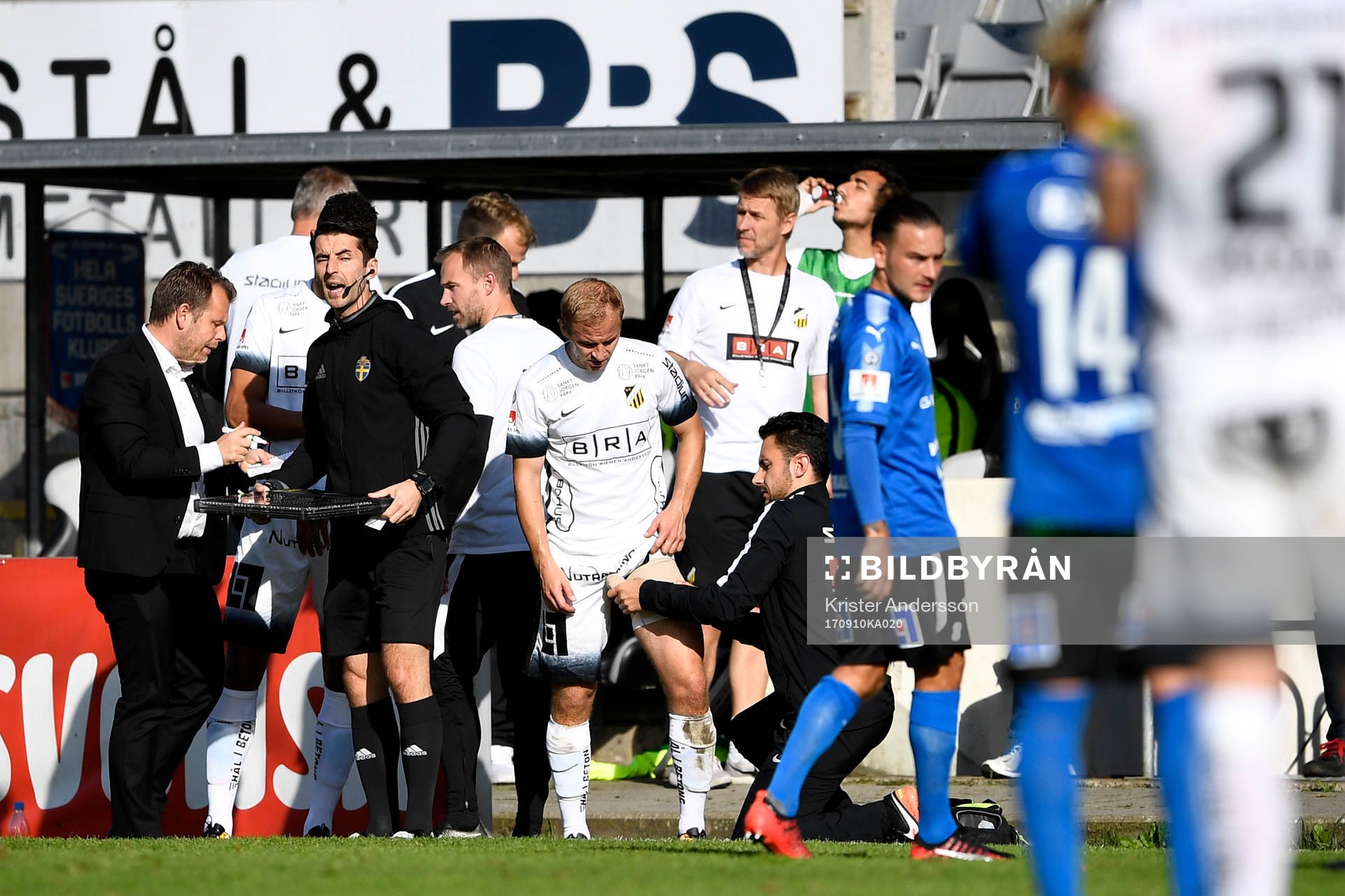 Häckens Kari Arkivuo skadar sig, tvingas byta och får linda låret under fotbollsmatchen i Allsvenskan mellan Halmstad och Häcken den 10 september 2017 i Halmstad.