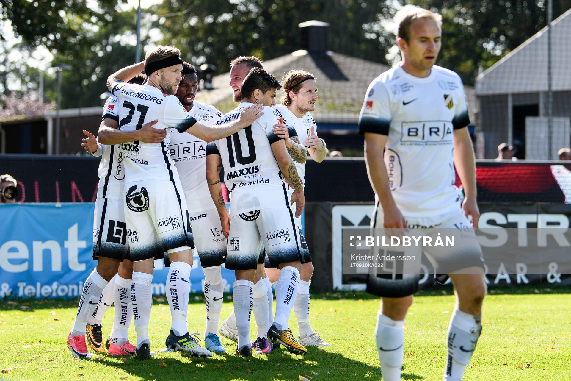 Häckens spelare jublar efter 0-1 av Ahmed Yasin (ej i bild) under fotbollsmatchen i Allsvenskan mellan Halmstad och Häcken den 10 september 2017 i Halmstad.
