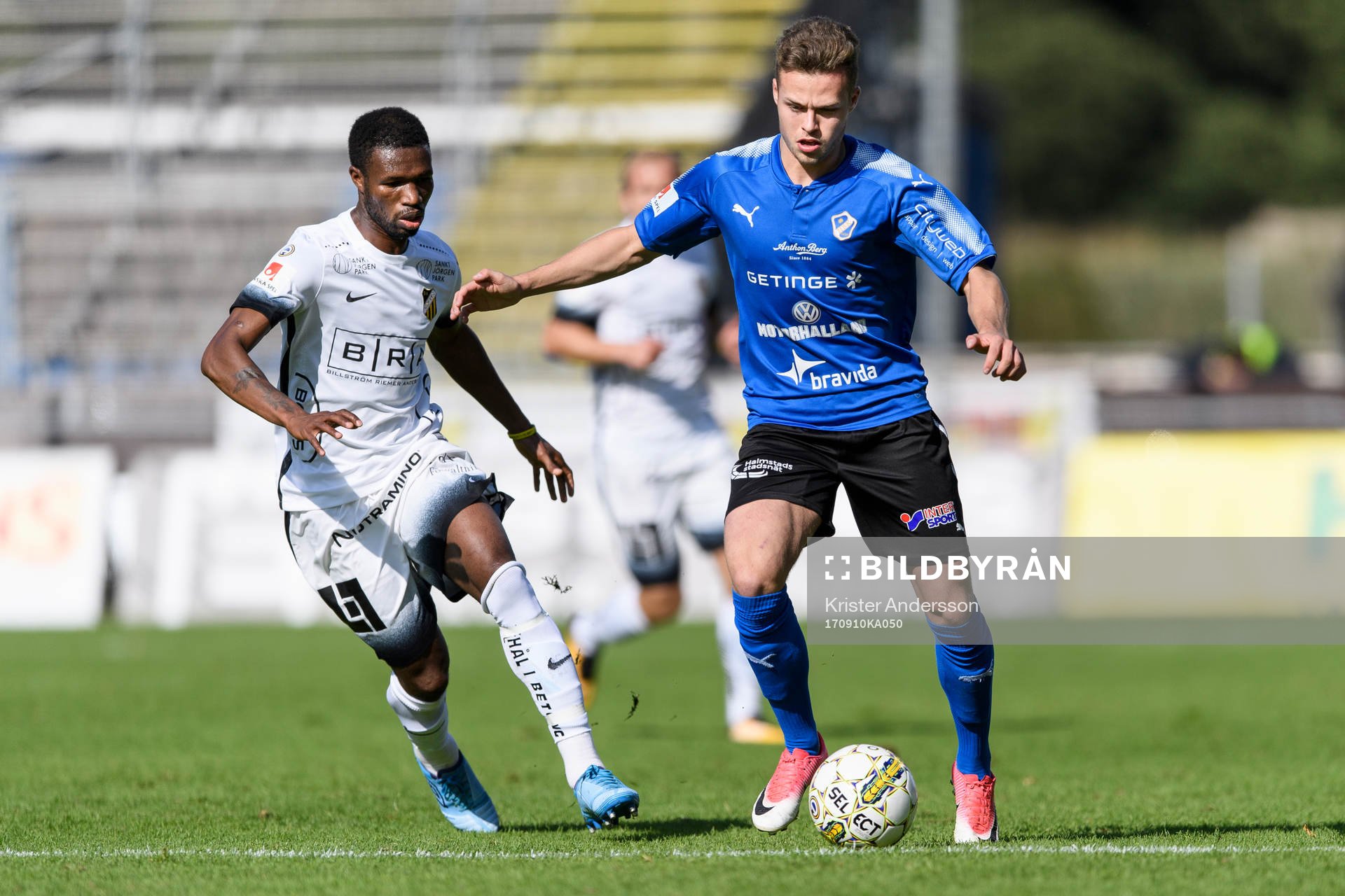 Häckens Nasiru Mohammed och Halmstads Gabriel Gudmundsson