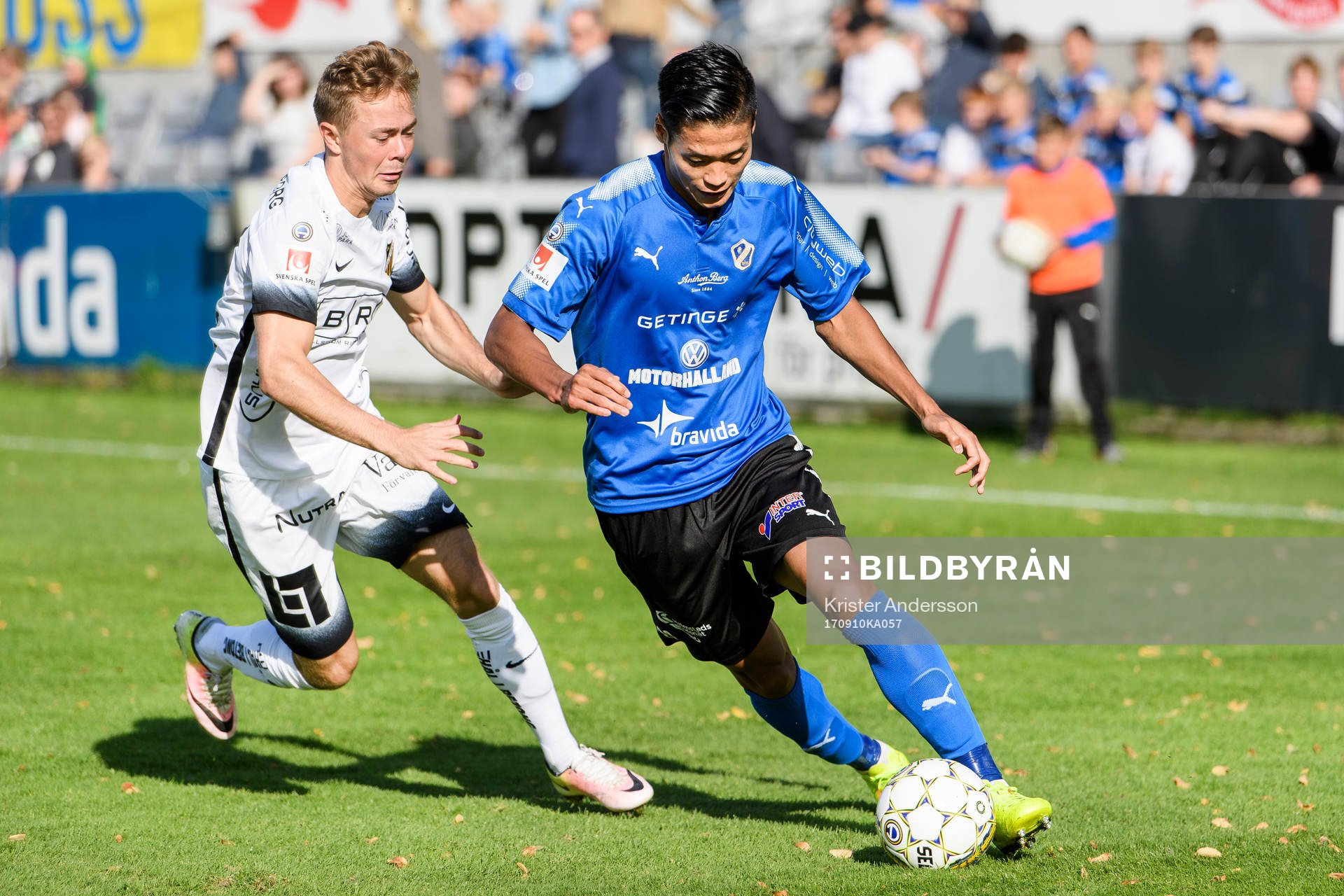 Häckens Joel Andersson och Halmstads Kosuke Kinoshita