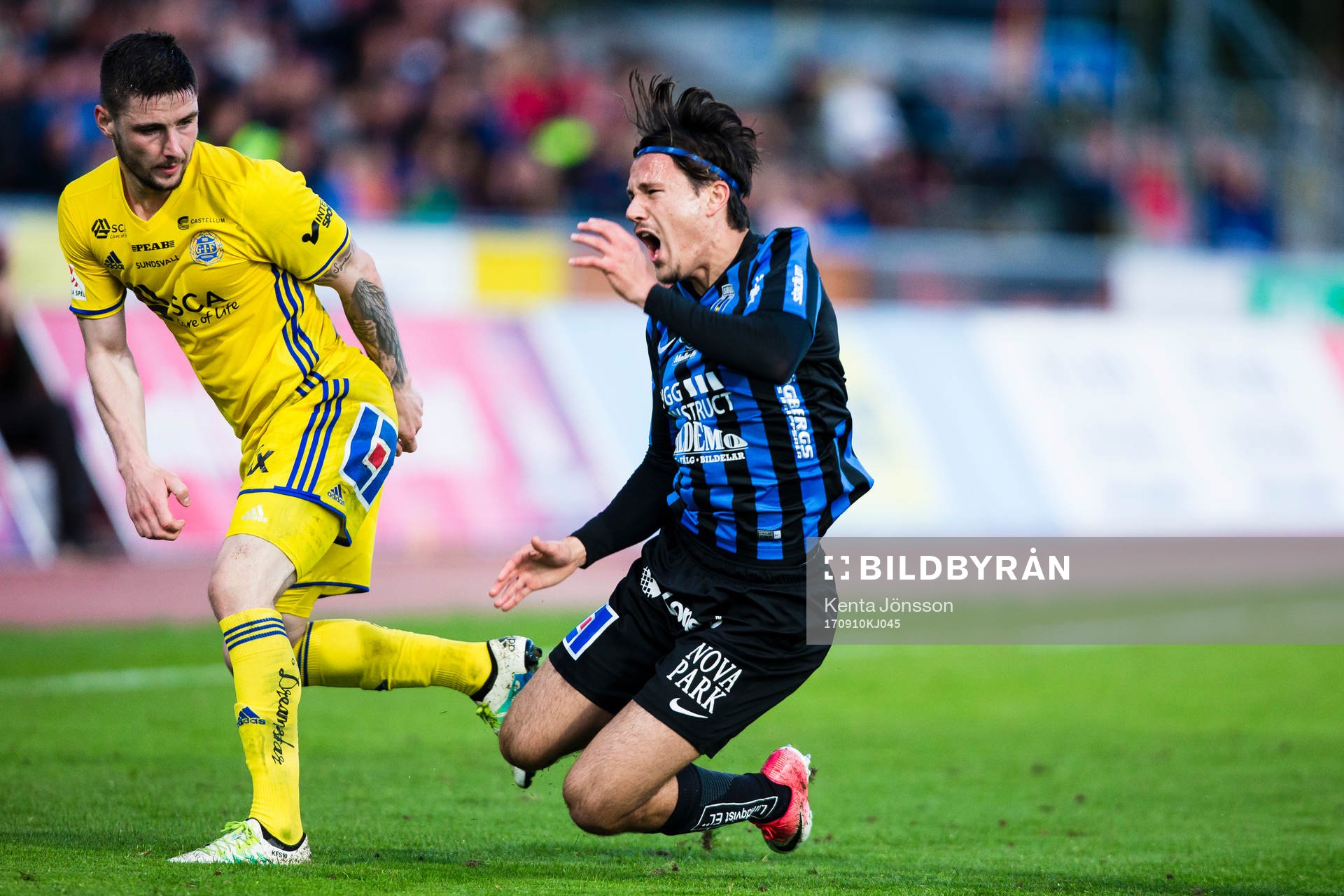 Sirius Stefano Vecchia och Sundsvalls Kristinn Freyr Sigurdsson under fotbollsmatchen i Allsvenskan mellan Sirius och GIF Sundsvall den 10 September 2017 i Uppsala.