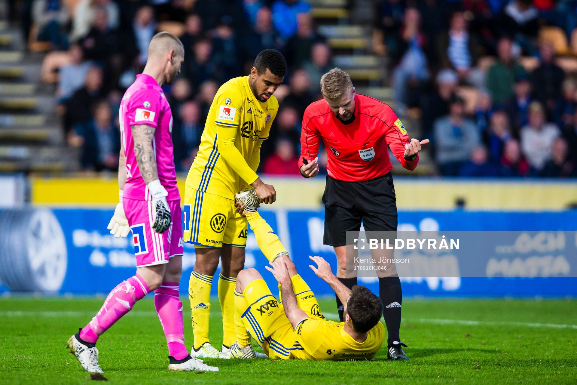 Sundsvalls Kristinn Freyr Sigurdsson får hjälp av Noah Sonko Sundberg pga kramp medan domare Glenn Nyberg manar på under fotbollsmatchen i Allsvenskan mellan Sirius och GIF Sundsvall den 10 September 2017 i Uppsala. 