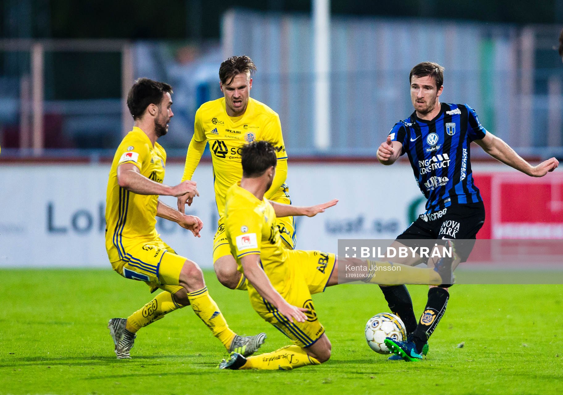 Sirius Jesper Arvidsson i kamp om bollen med Sundsvalls Eric Larsson och Kristinn Freyr Sigurdsson under fotbollsmatchen i Allsvenskan mellan Sirius och GIF Sundsvall den 10 September 2017 i Uppsala.