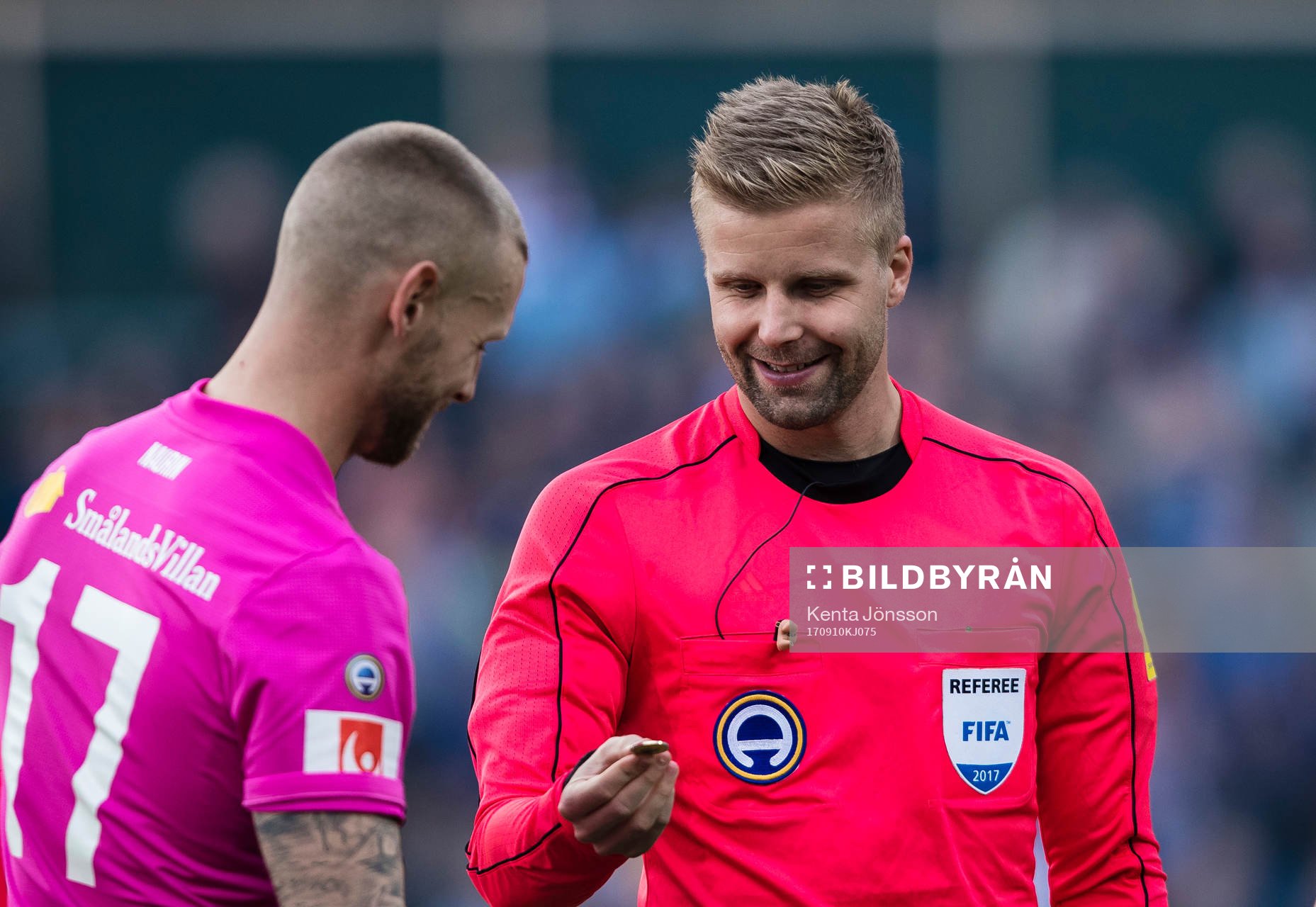 Domare Glenn Nyberg singlar slant med Sundsvalls målvakt