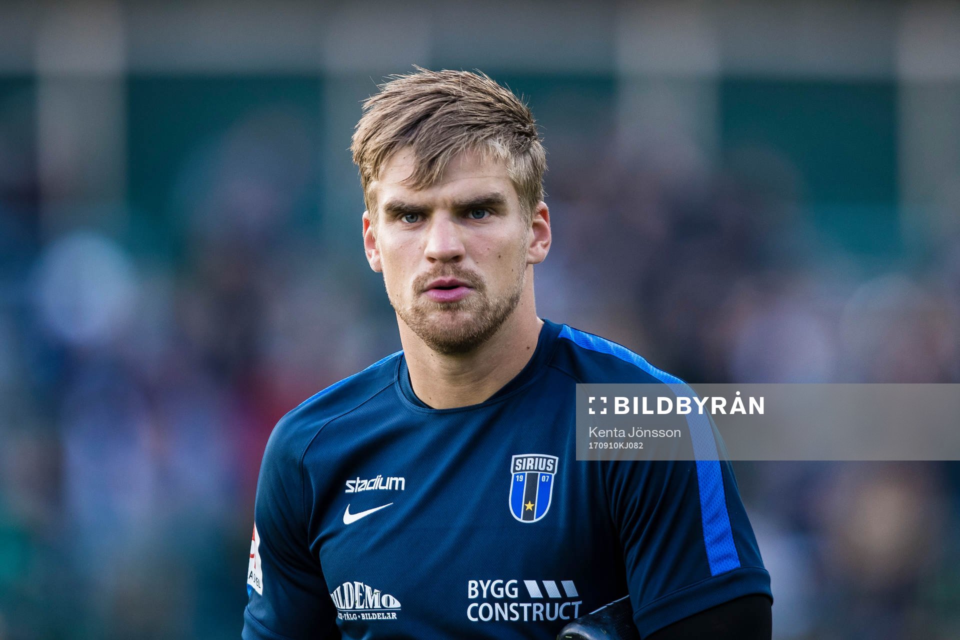 Sirius målvakt Lukas Jonsson innan fotbollsmatchen i