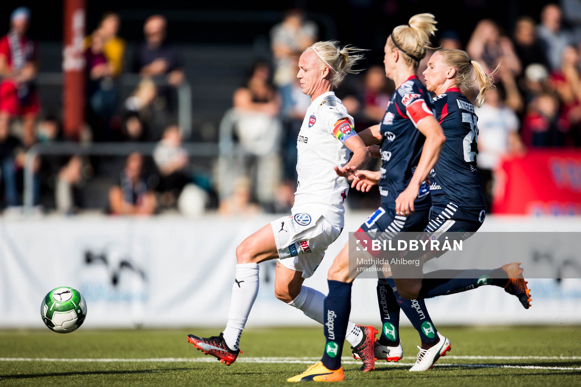 Rosengårds Caroline Seger tar sig igenom Linköpings