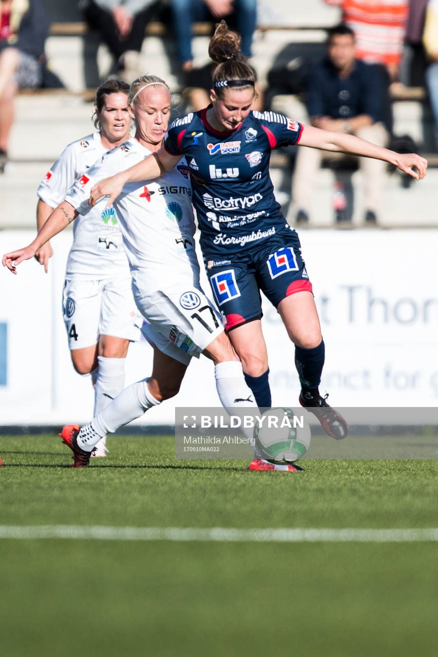 Rosengårds Caroline Seger och Linköpings Nicoline Sörensen under fotbollsmatchen i Damallsvenskan mellan Rosengård och Linköping den 10 september 2017 i Malmö.