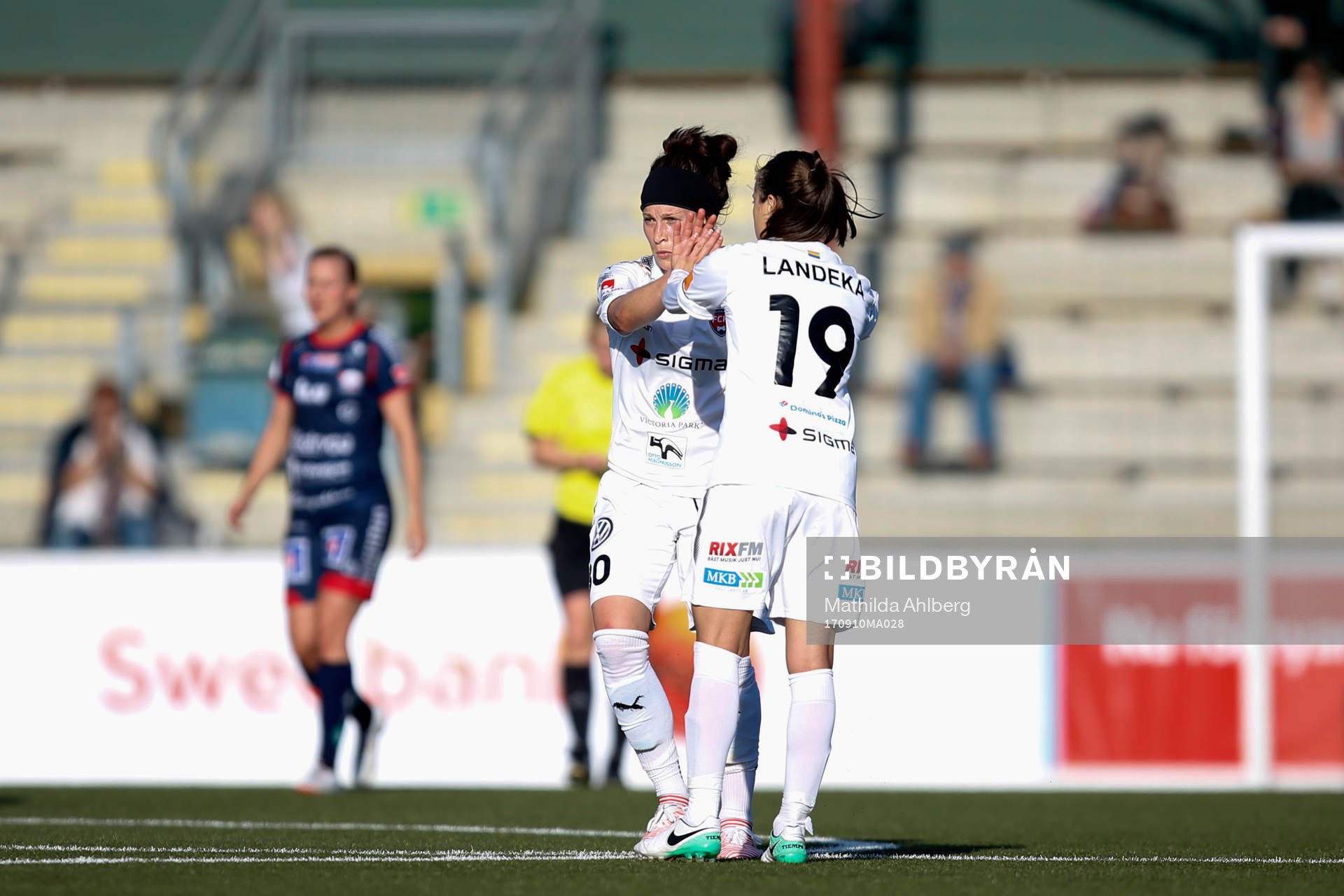 Målskytten till 1-2 Ella Masar McLeod jublar med Iva