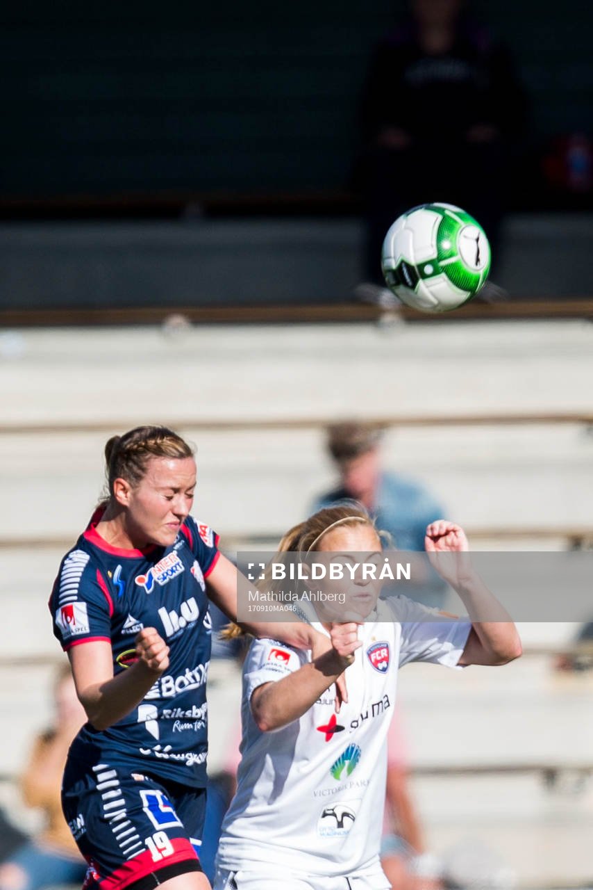 Linköpings Kristine Minde och Rosengårds Glodis Perla Viggosdottir i nickduell under fotbollsmatchen i Damallsvenskan mellan Rosengård och Linköping den 10 september 2017 i Malmö.