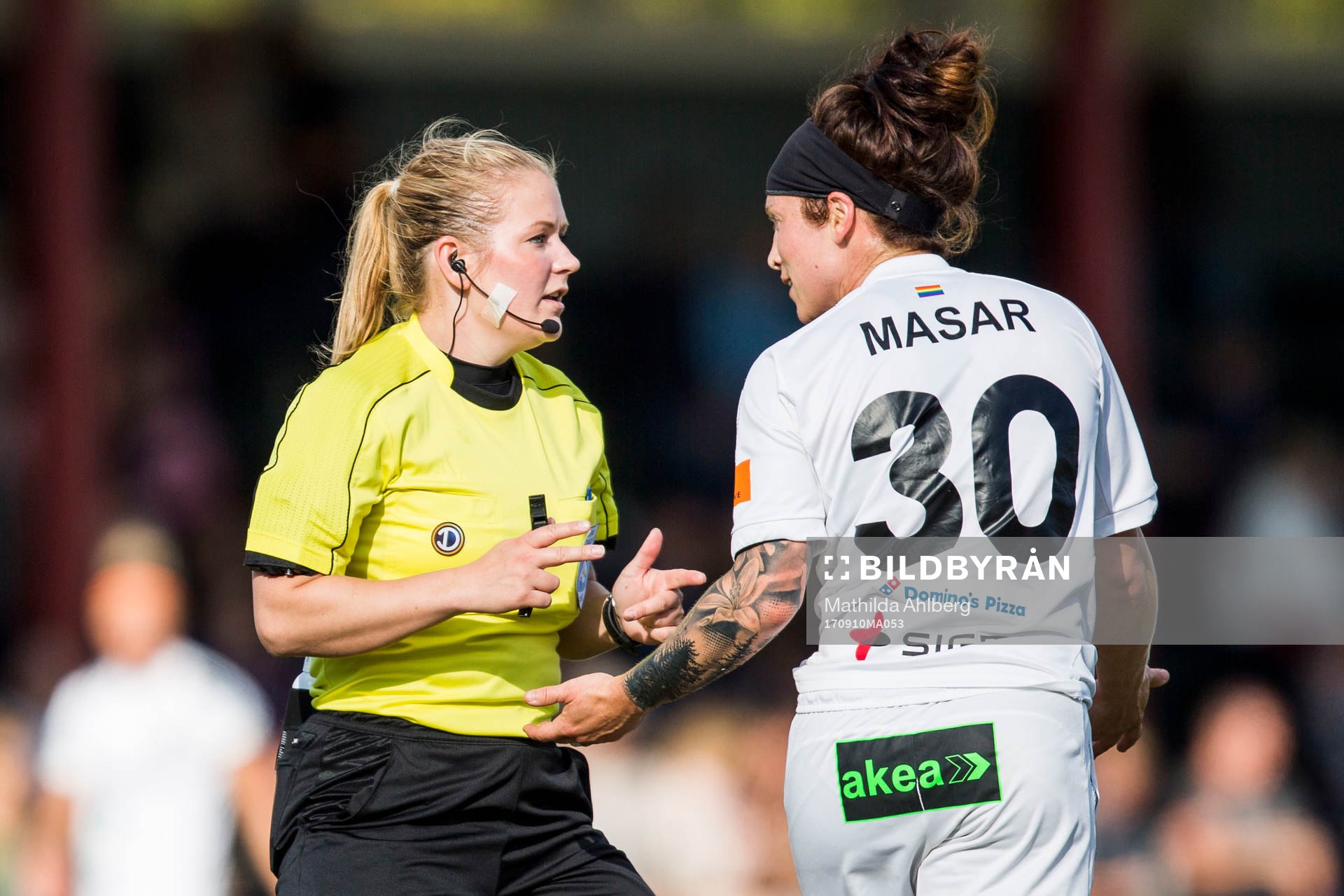 Domare Laura Rapp i diskussion med Rosengårds Ella Masar