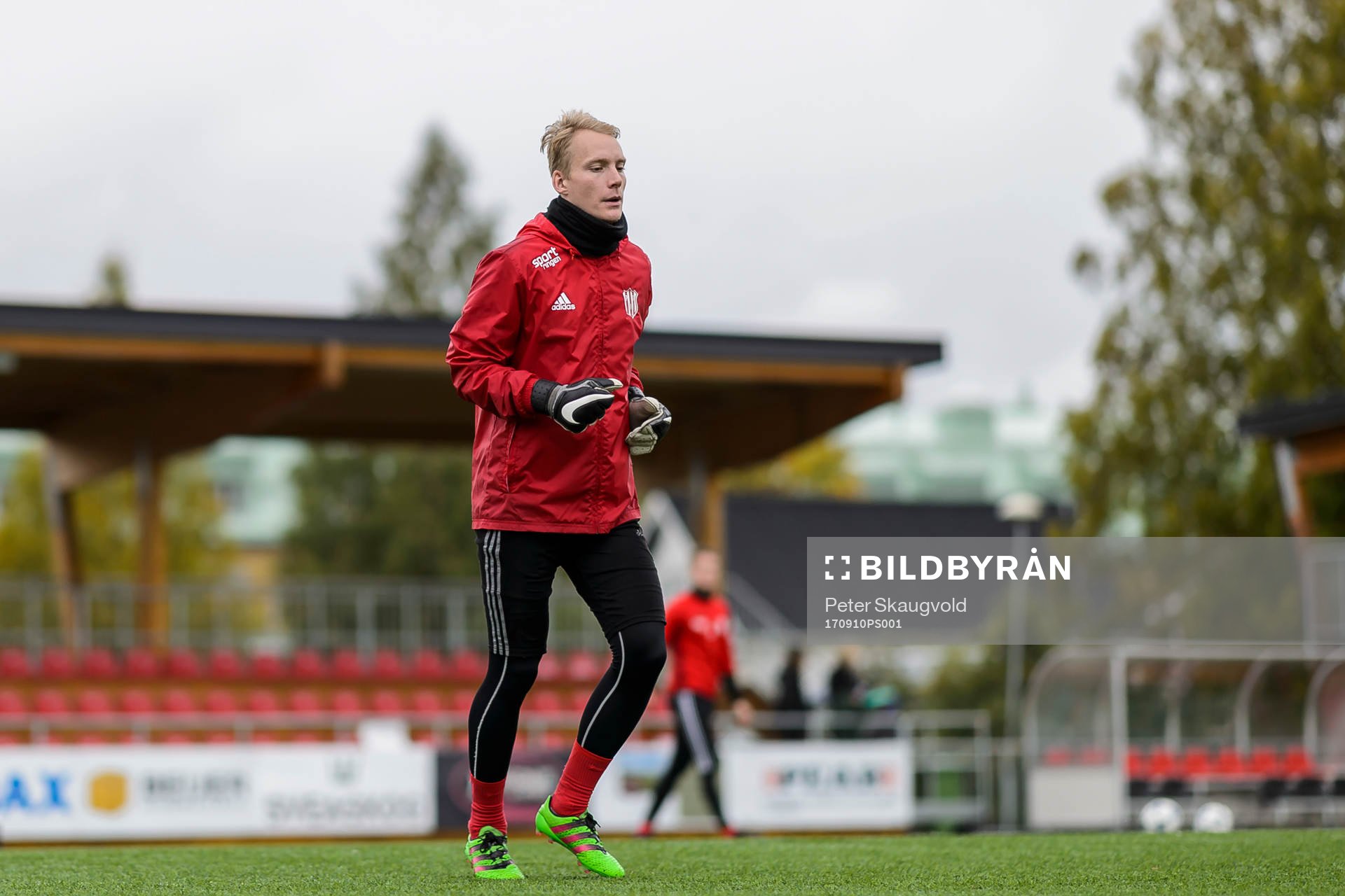 Piteås målvakt Tomas Adell värmer upp inför fotbollsmatchen i Division 2 Norrland mellan Piteå och Skellefteå den 10 September 2017 i Piteå.