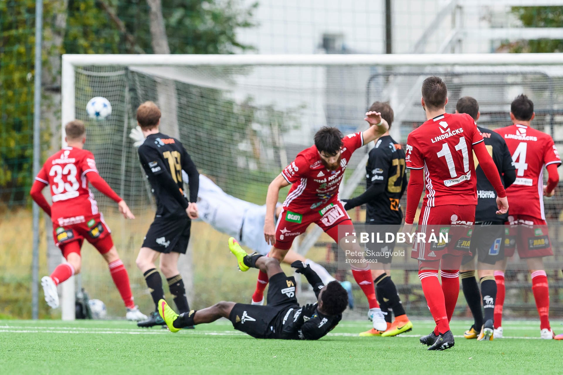 Piteås Alex Naylor (h) gör 1-0 direkt på frispark