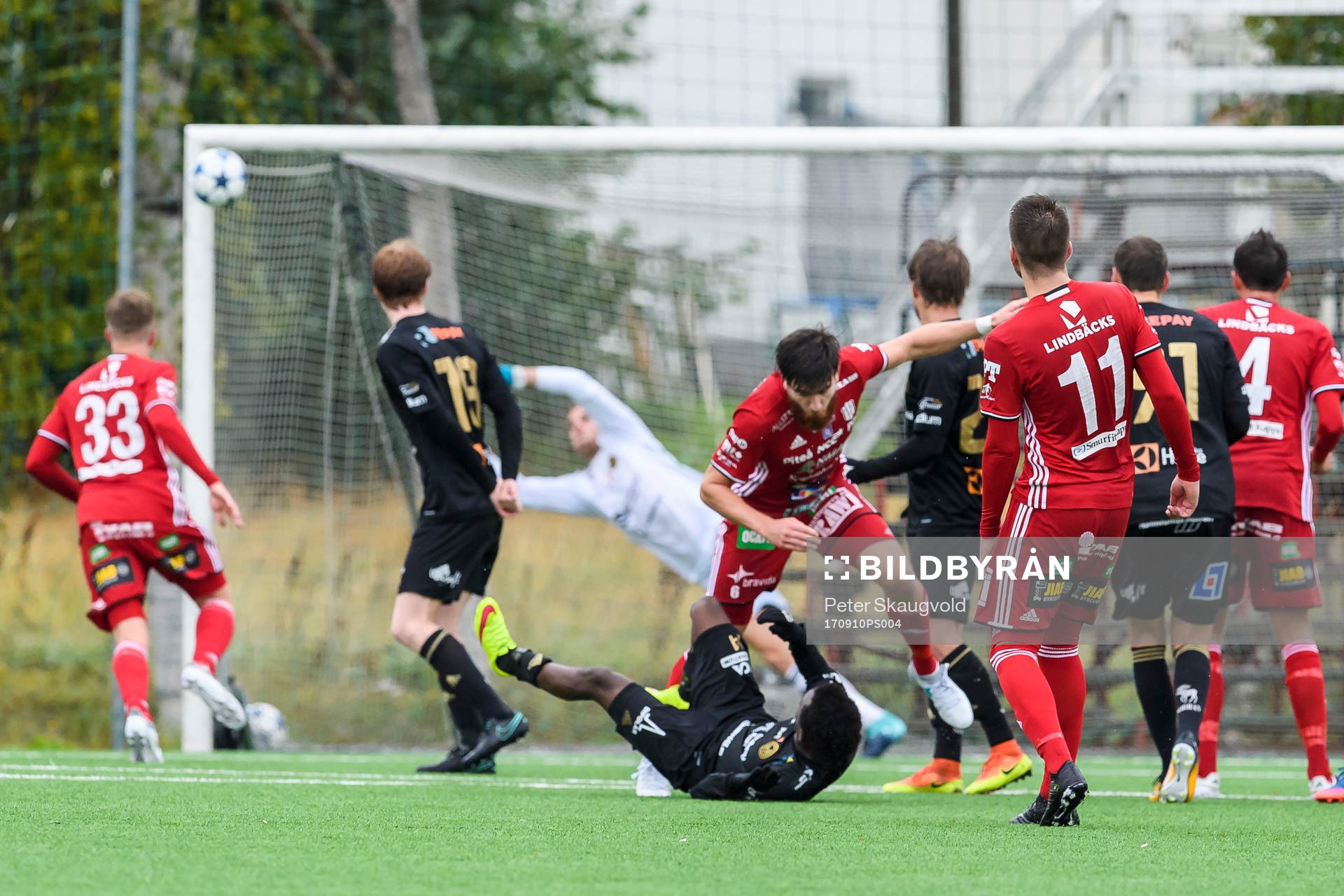 Piteås Alex Naylor (h) gör 1-0 direkt på frispark