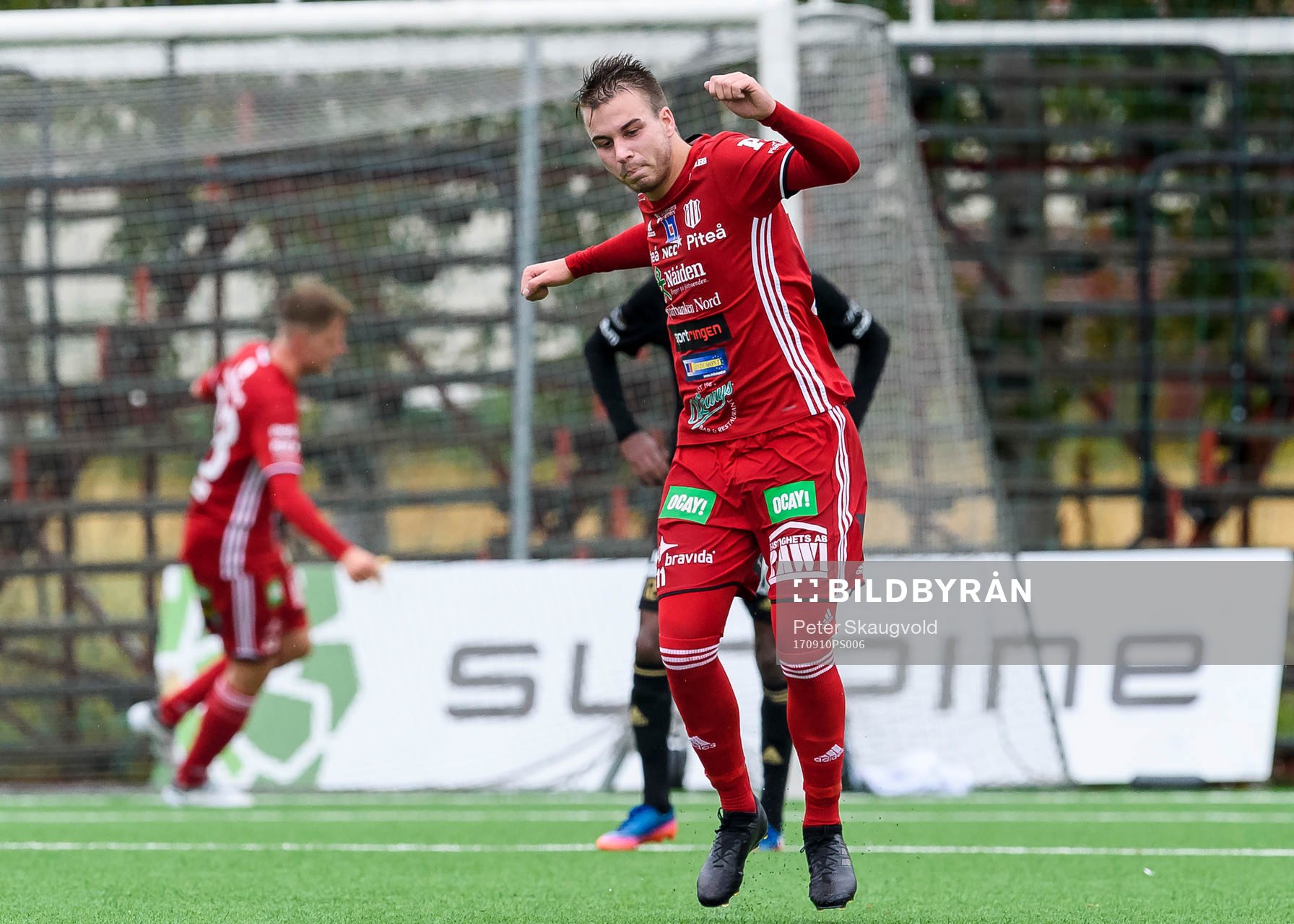 Piteås Alex Naylor jublar efter sitt 1-0 mål under fotbollsmatchen i Division 2 Norrland mellan Piteå och Skellefteå den 10 September 2017 i Piteå.