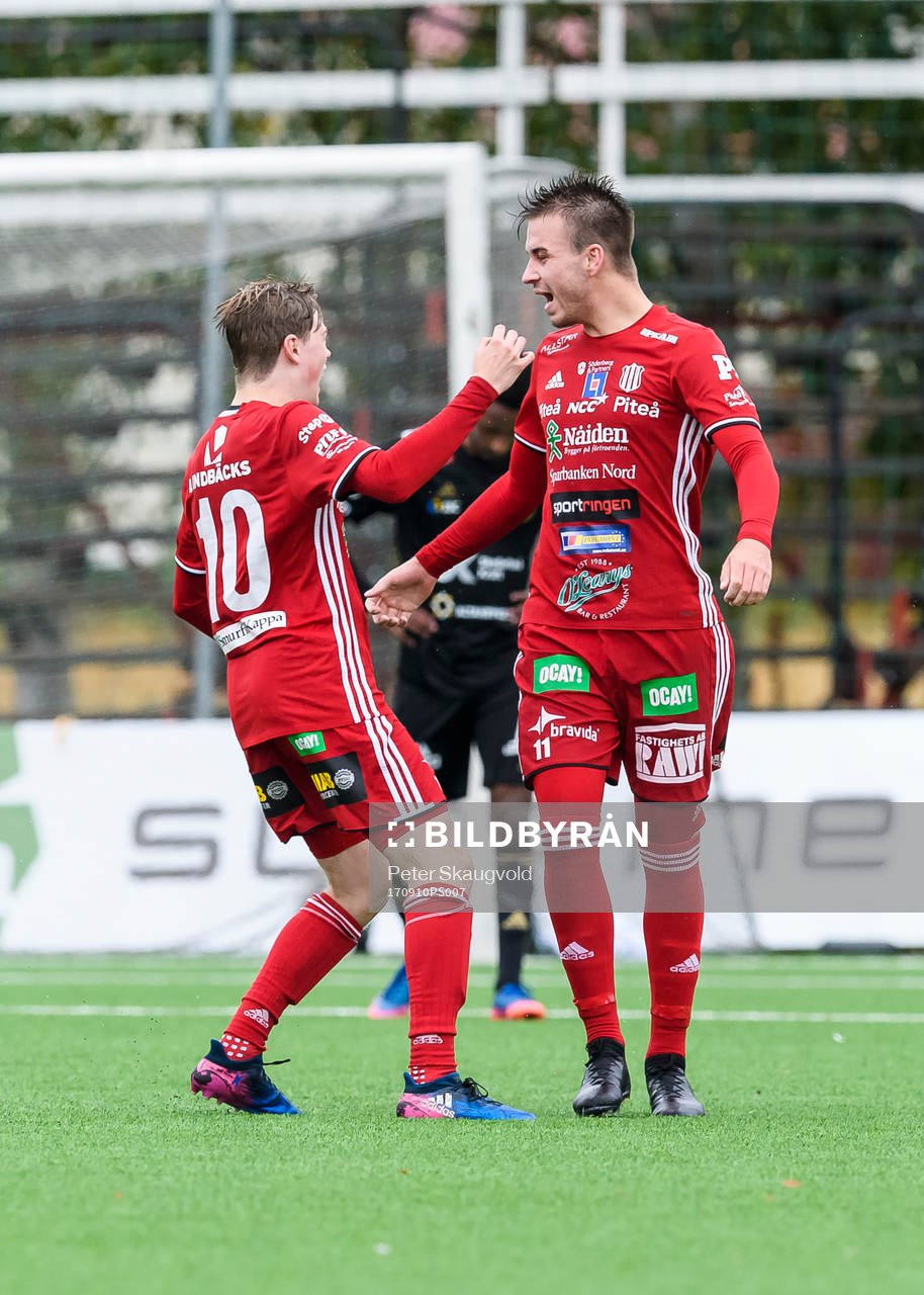 Piteås Alex Naylor (h) jublar