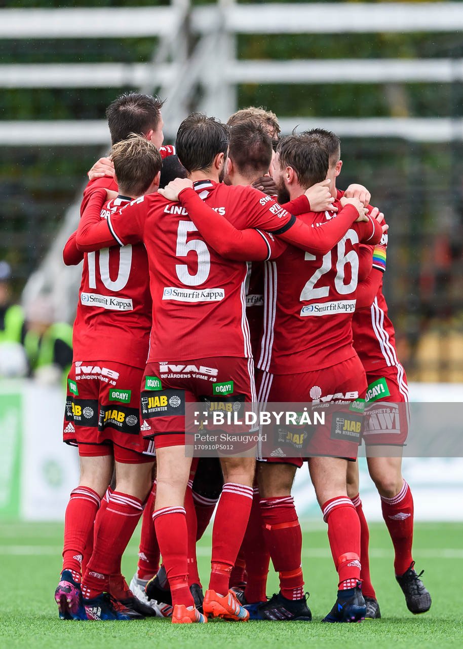 Piteås Alex Naylor (h) jublar
