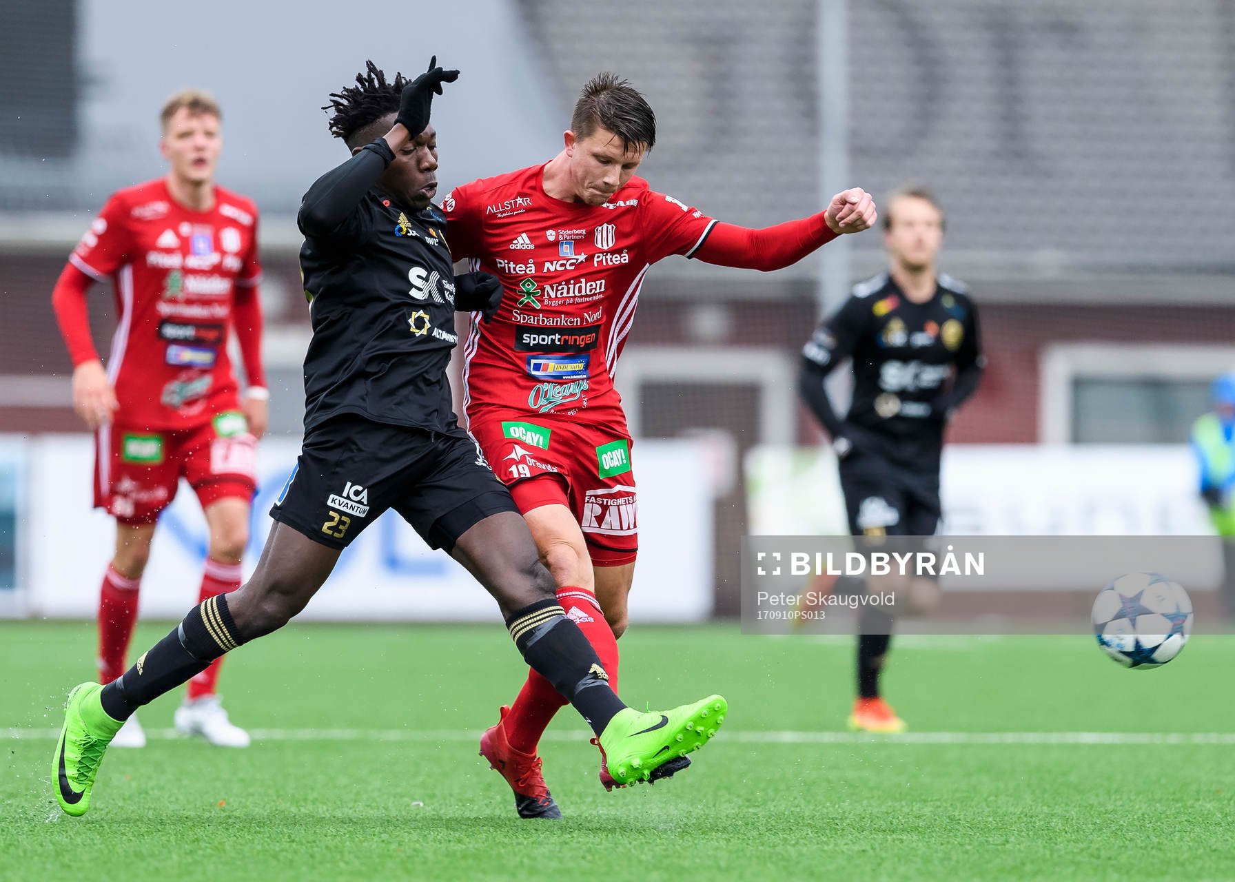 Piteås Joel Edström i kamp med Skellefteås Kenneth Mukisa under fotbollsmatchen i Division 2 Norrland mellan Piteå och Skellefteå den 10 September 2017 i Piteå.
