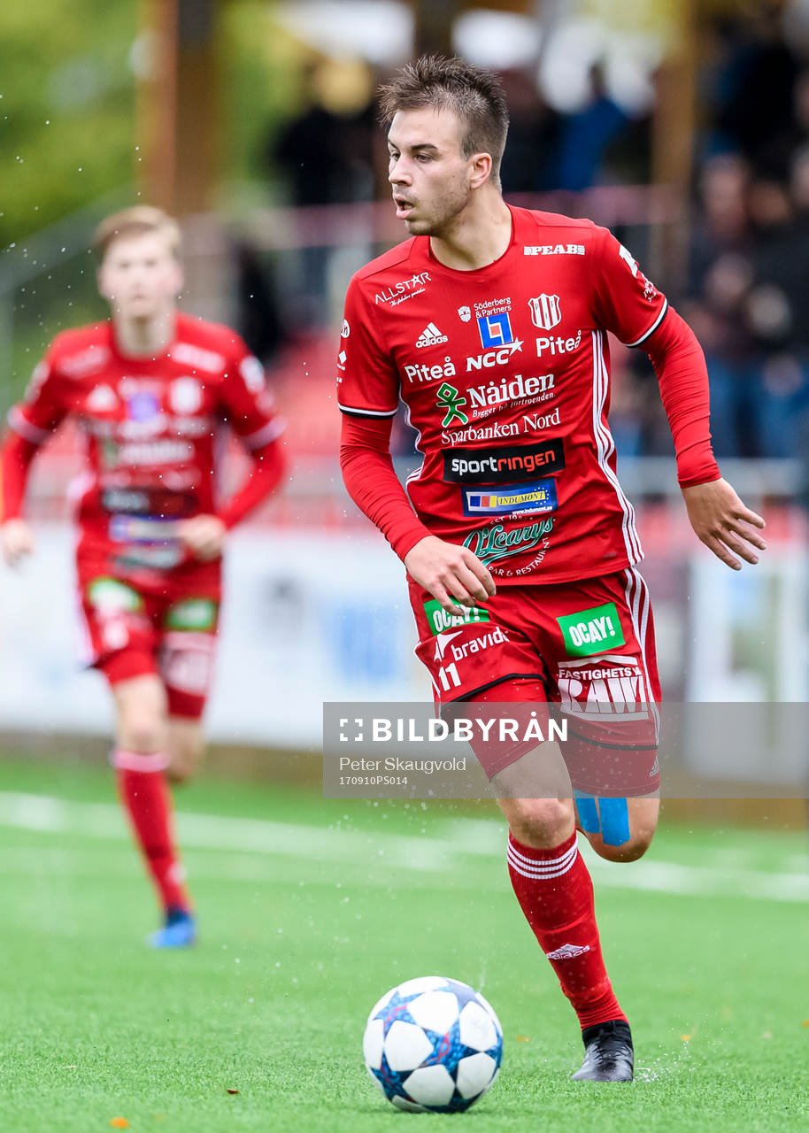 Piteås Alex Naylor med bollen