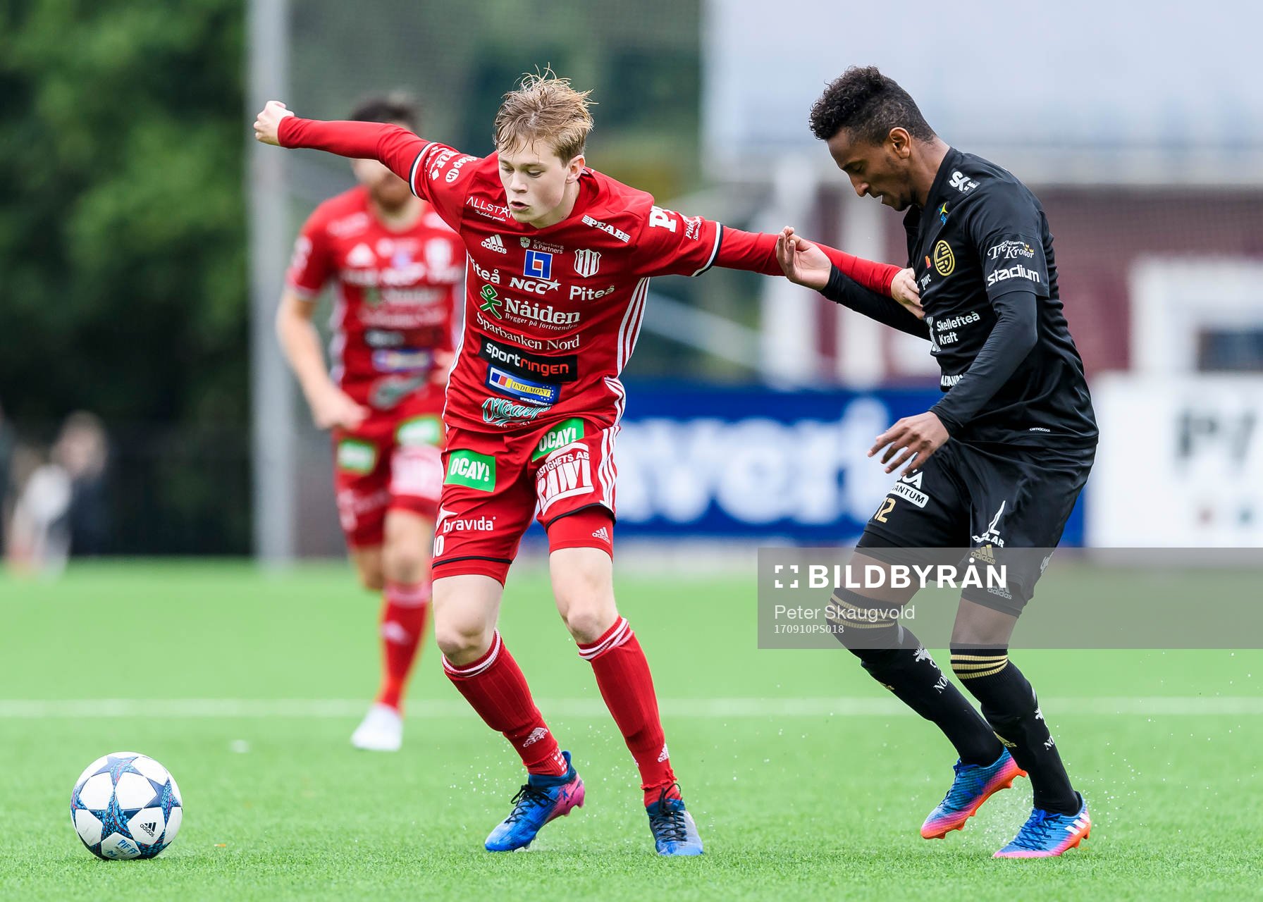 Piteås Gustav Nordh håller undan Skellefteås Nur Adem