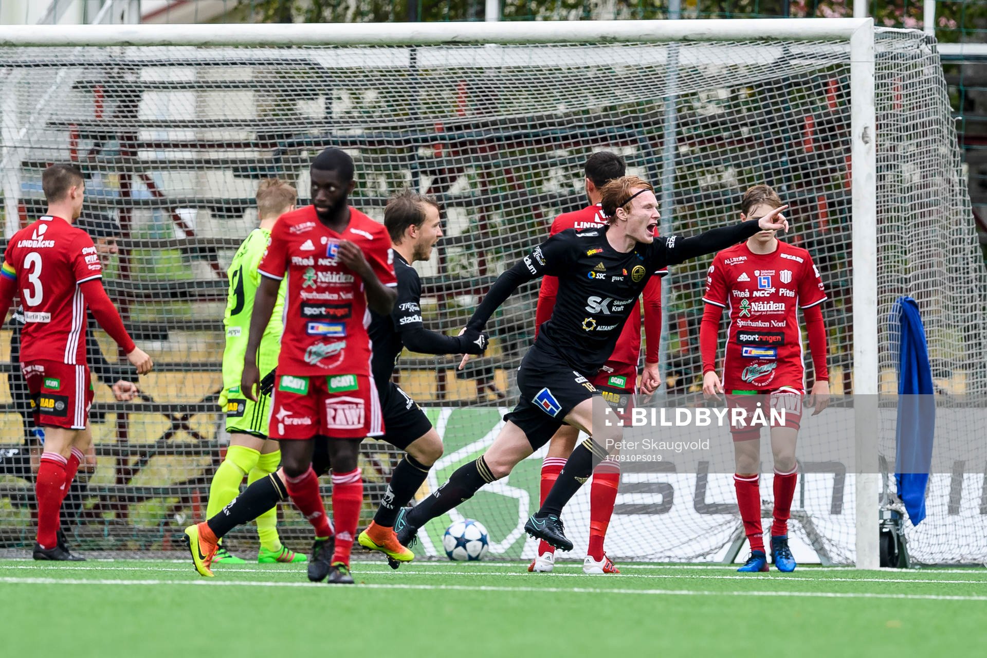Skellefteås Jonathan Käller jublar efter sitt 1-1 mål under fotbollsmatchen i Division 2 Norrland mellan Piteå och Skellefteå den 10 September 2017 i Piteå.