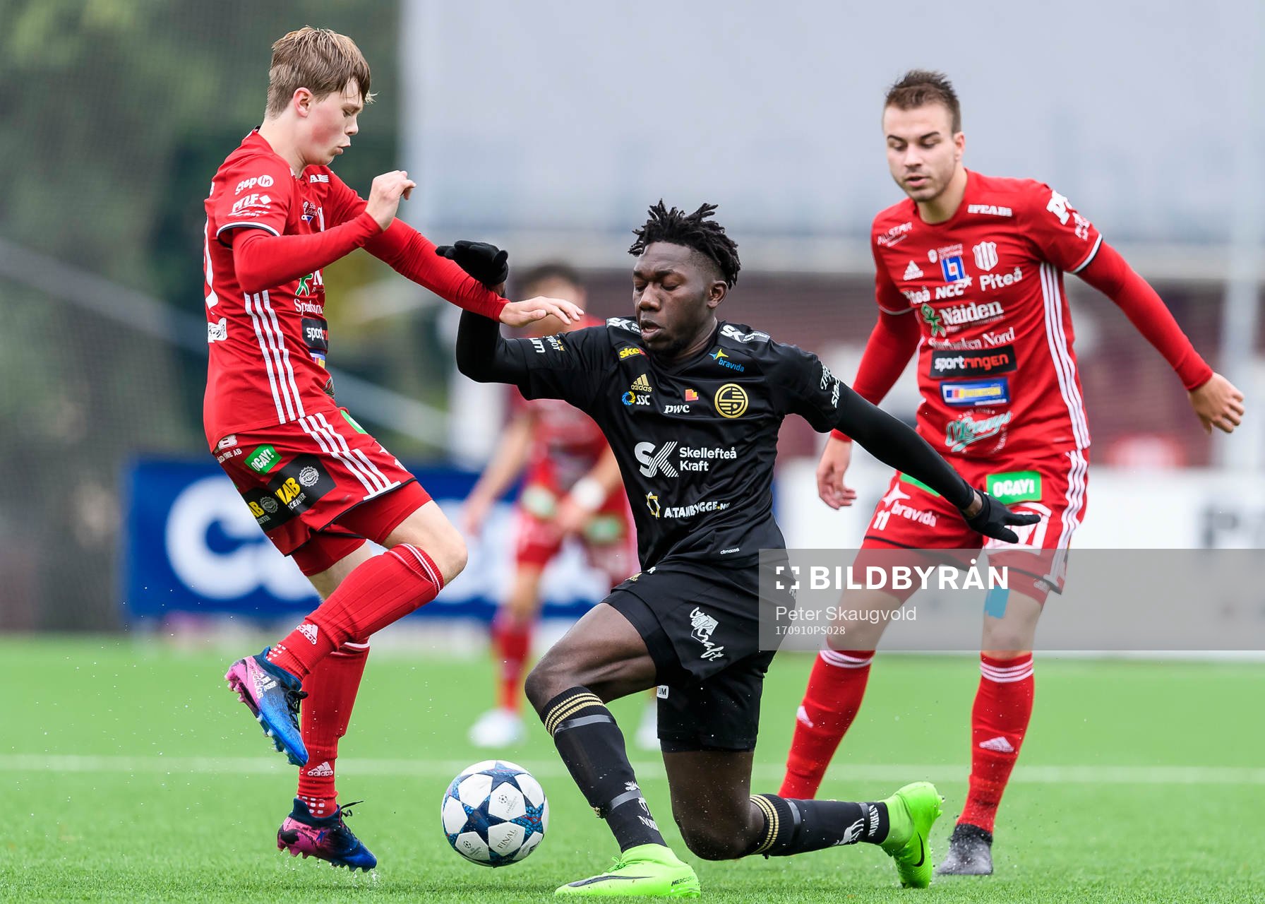 Skellefteås Kenneth Mukisa med bollen försöker gå