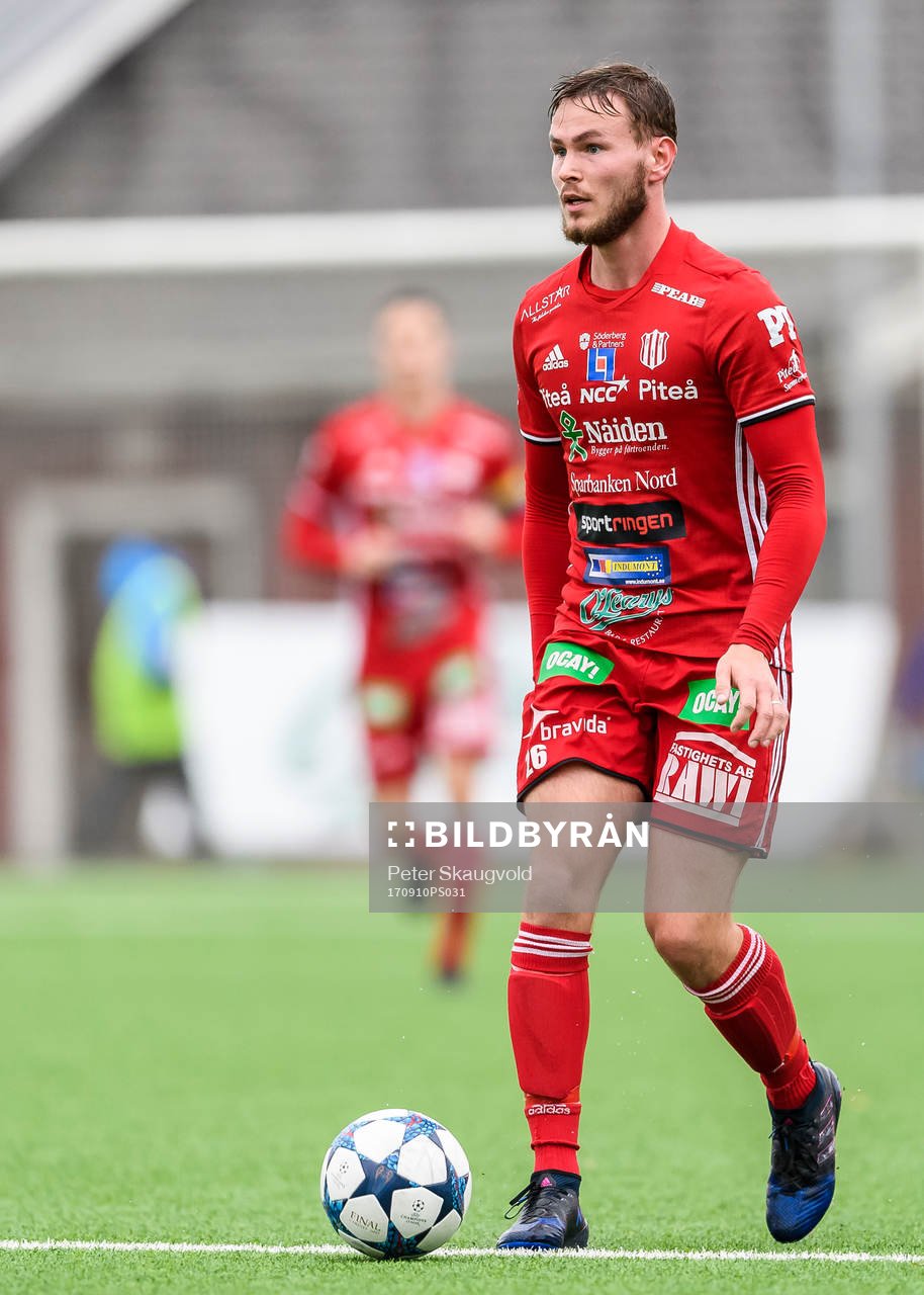 Piteås Anton Rosengren med bollen