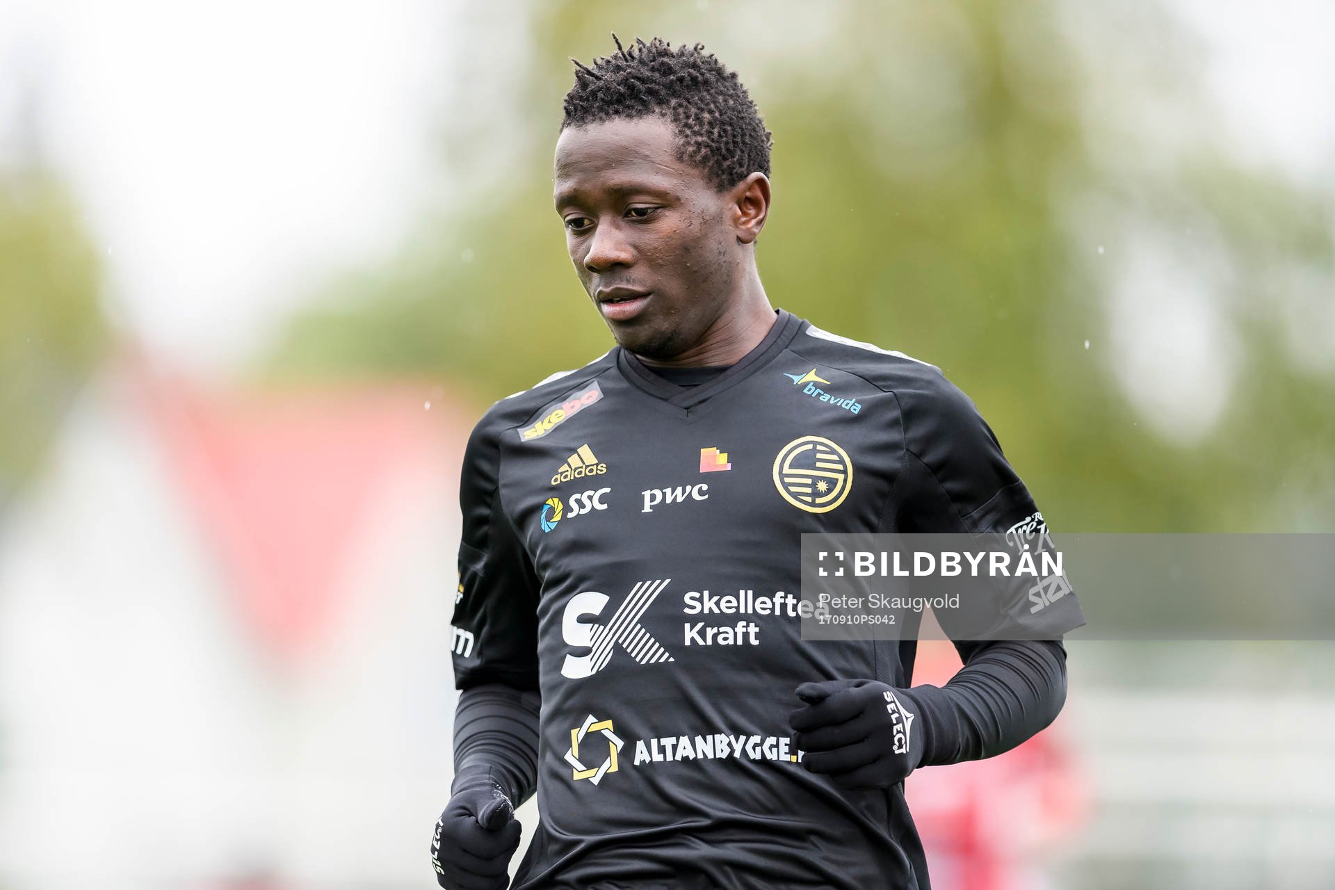 Skellefteås Raymond Ddungu under fotbollsmatchen i Division 2 Norrland mellan Piteå och Skellefteå den 10 September 2017 i Piteå.
