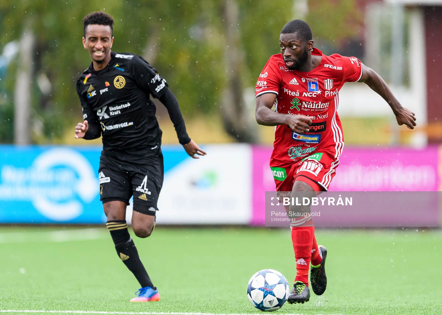 Piteås Samuel Naiwo jagas av Skellefteås Nur Adem