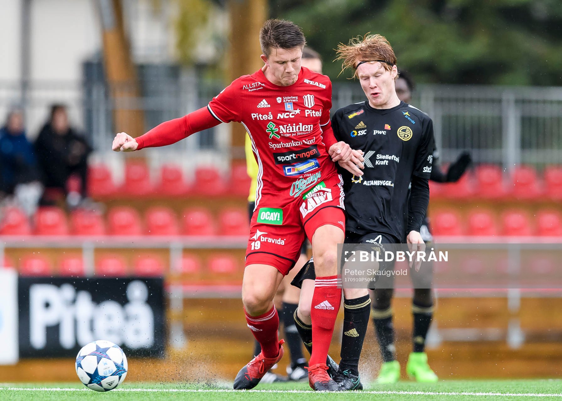 Piteås Joel Edström tacklar Skellefteås Jonathan Käller under fotbollsmatchen i Division 2 Norrland mellan Piteå och Skellefteå den 10 September 2017 i Piteå.