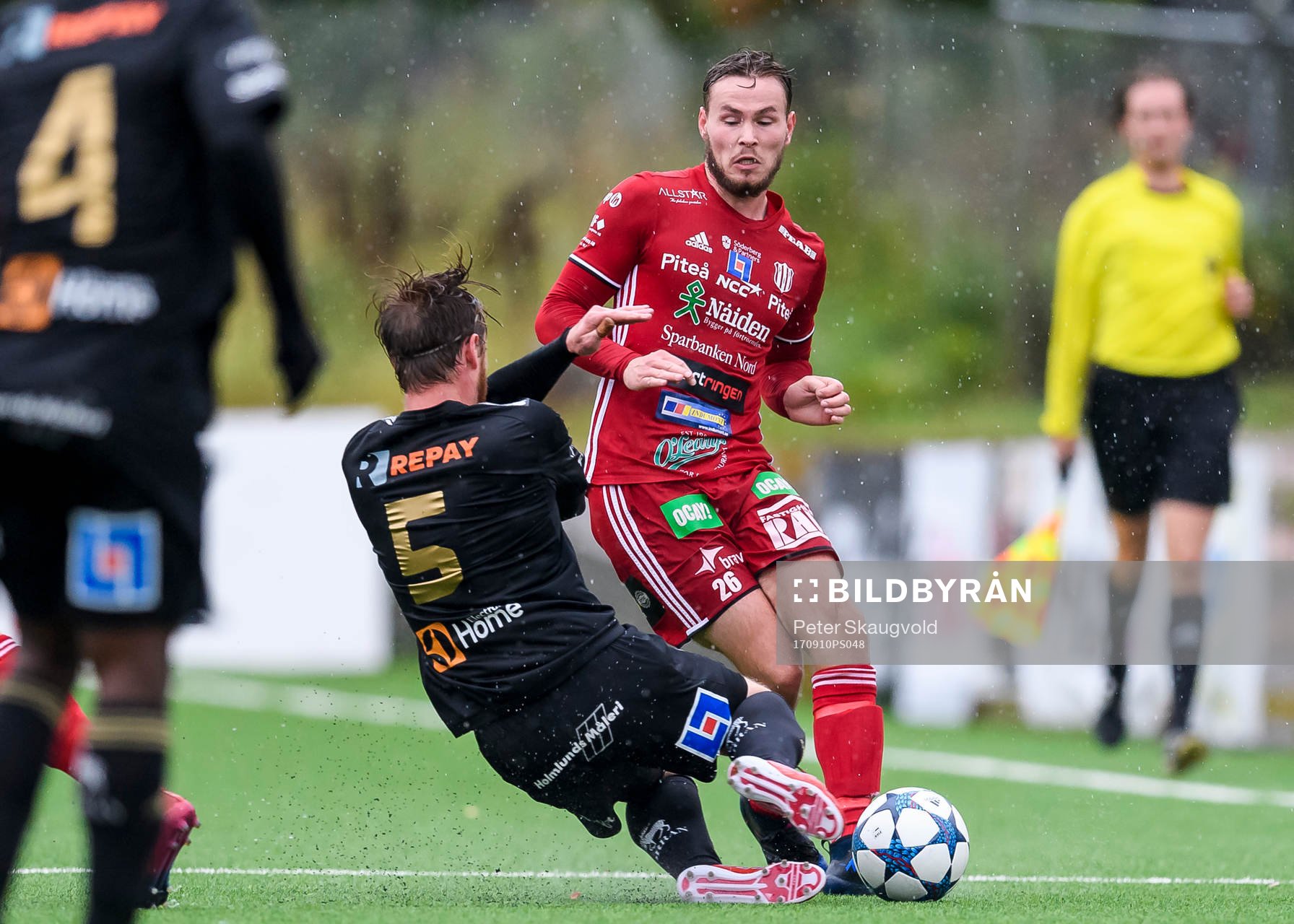 Skellefteås Joakim Vikberg tacklar Piteås Anton Rosengren