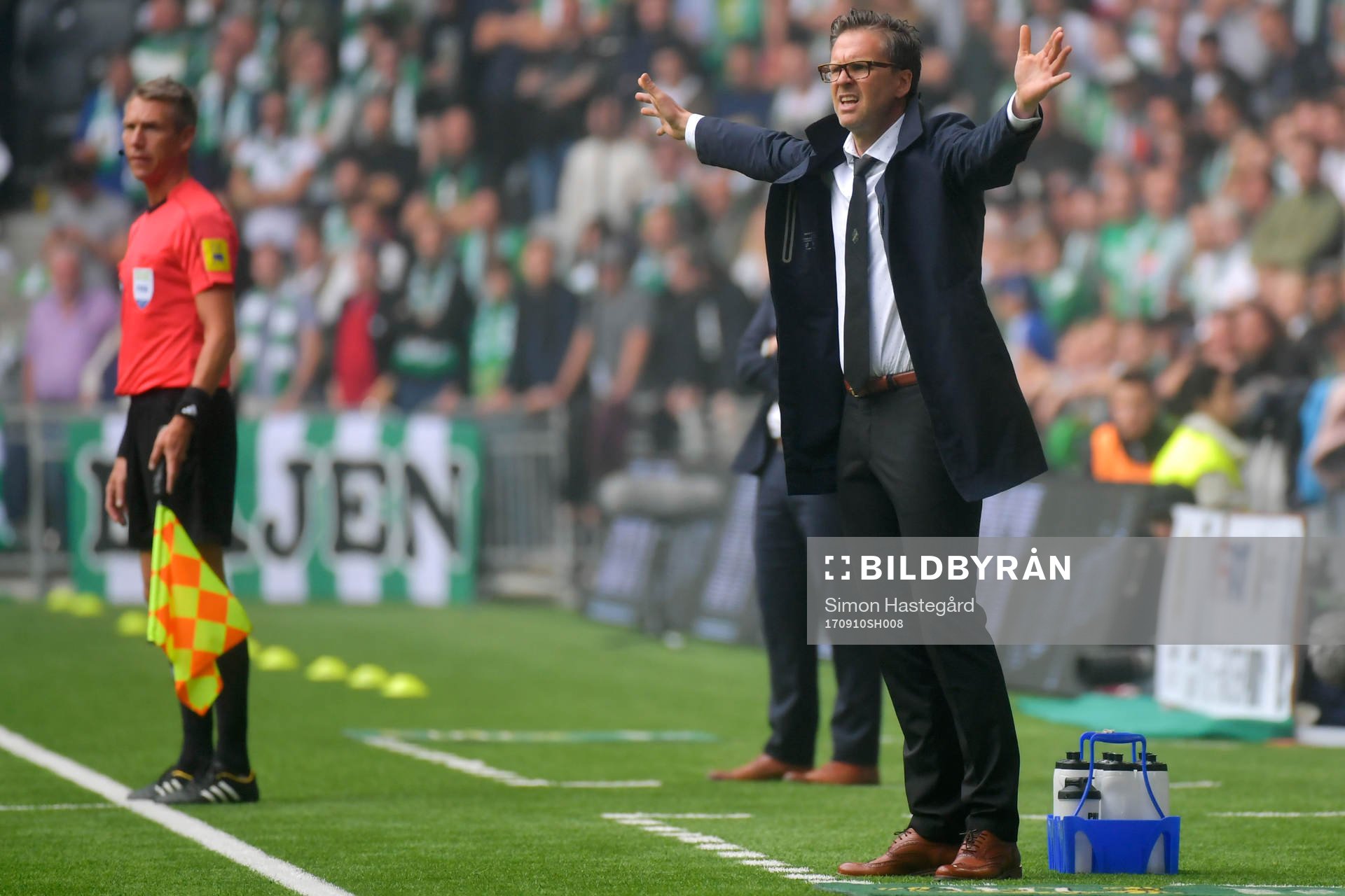 s tränare Rikard Norling reagerar