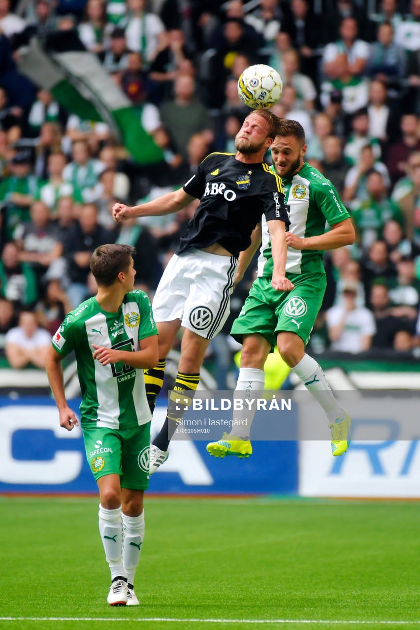 AIK:s Daniel Sundgren i nickduell med Hammarbys Imad Khalili under fotbollsmatchen i Allsvenskan mellan Hammarby och AIK den 10 september 2017 i Stockholm.