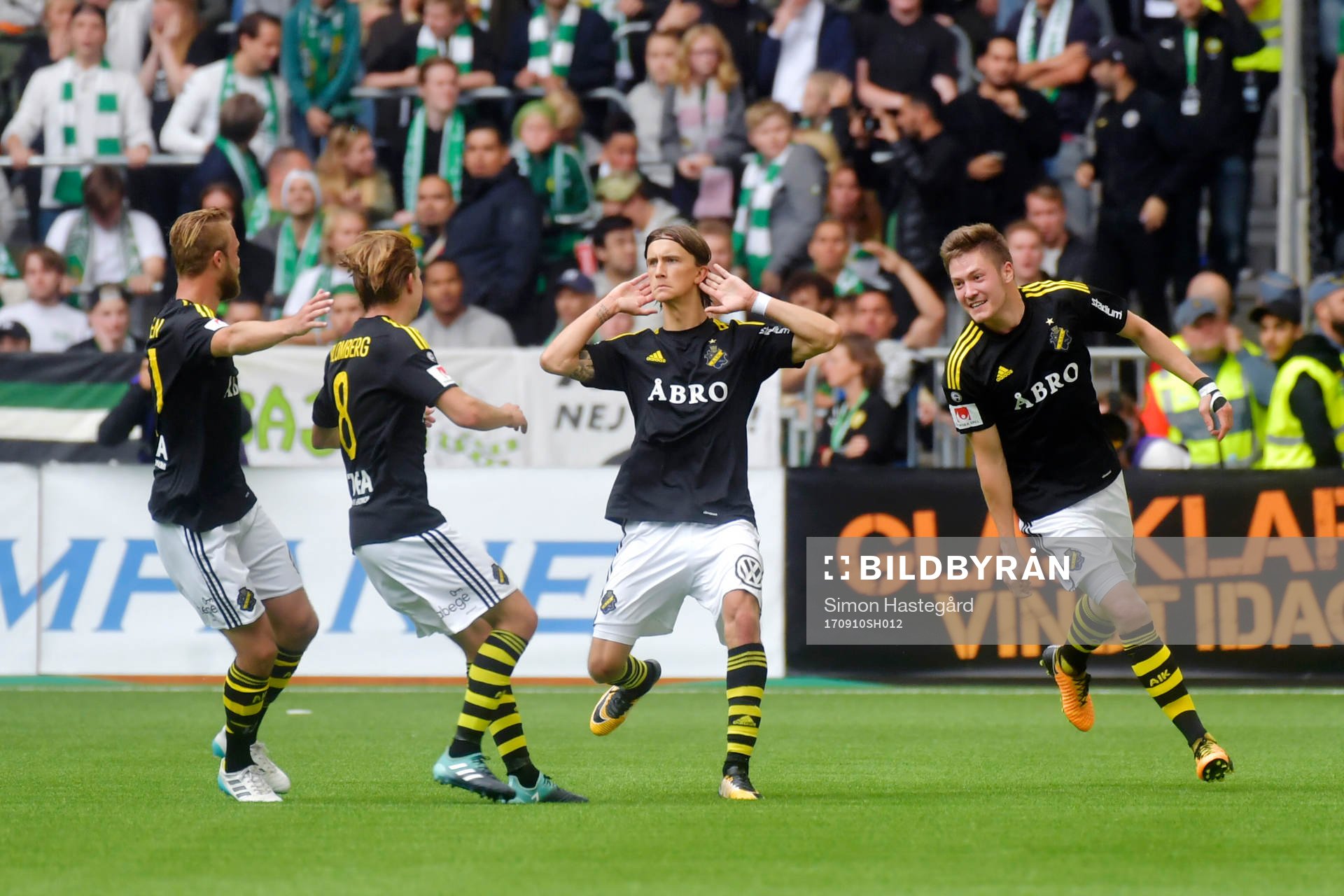 s Daniel Sundgren och Johan Blomberg jublar med målskytten