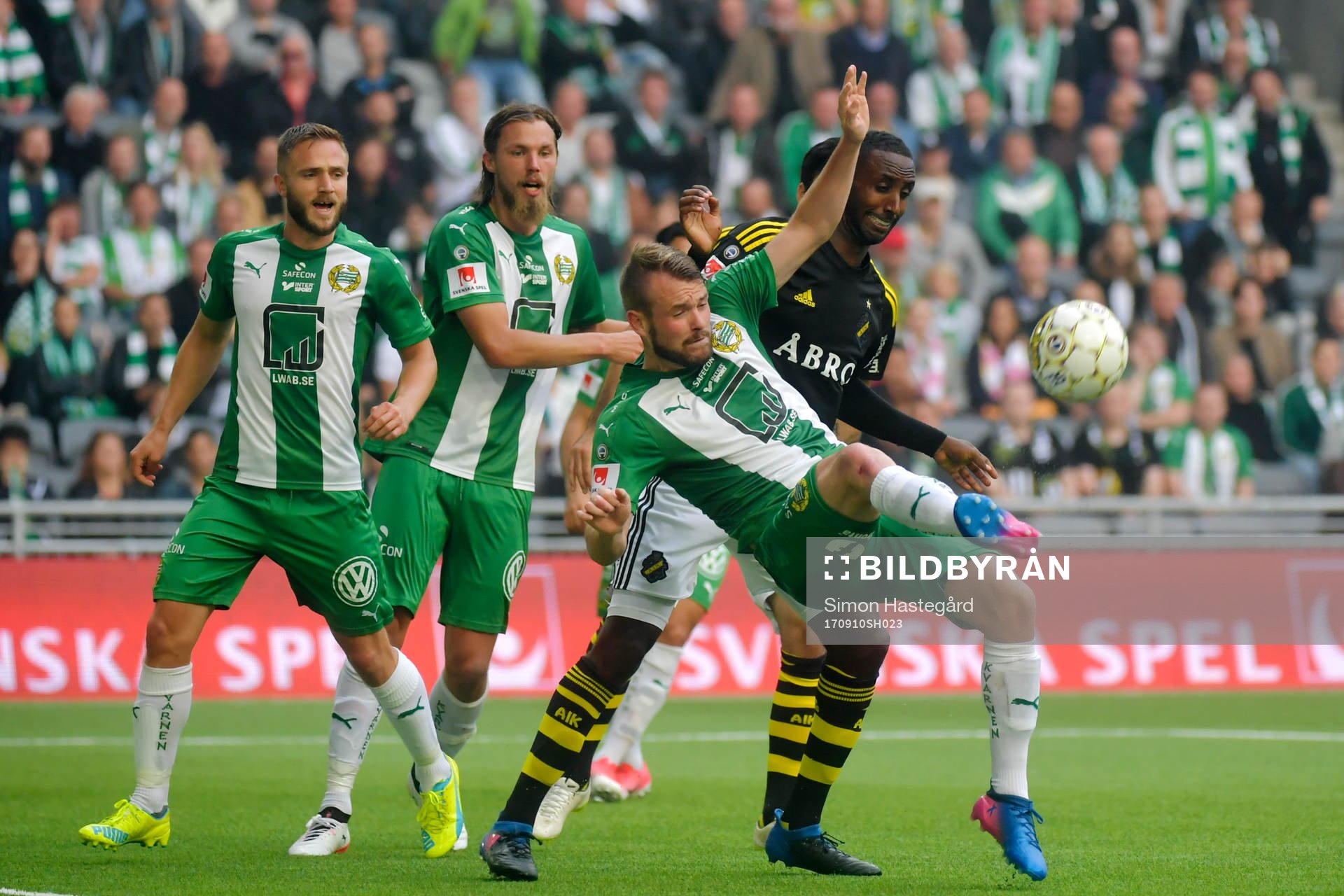 Hammarbys Mads Fenger Nielsen rensar undan bollen framför