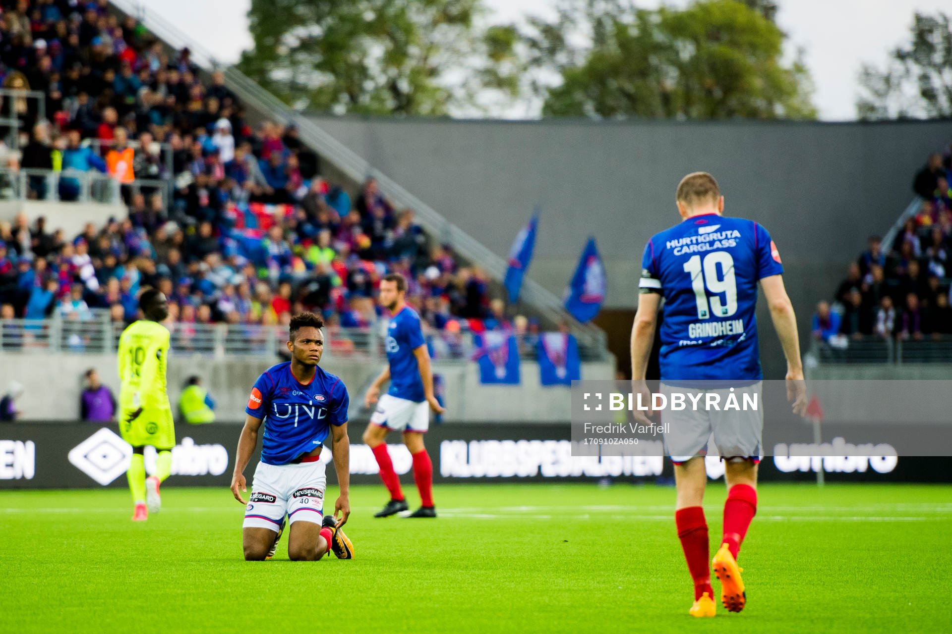 Chidera Ejuke and Christian Grindheim of Vålerenga look