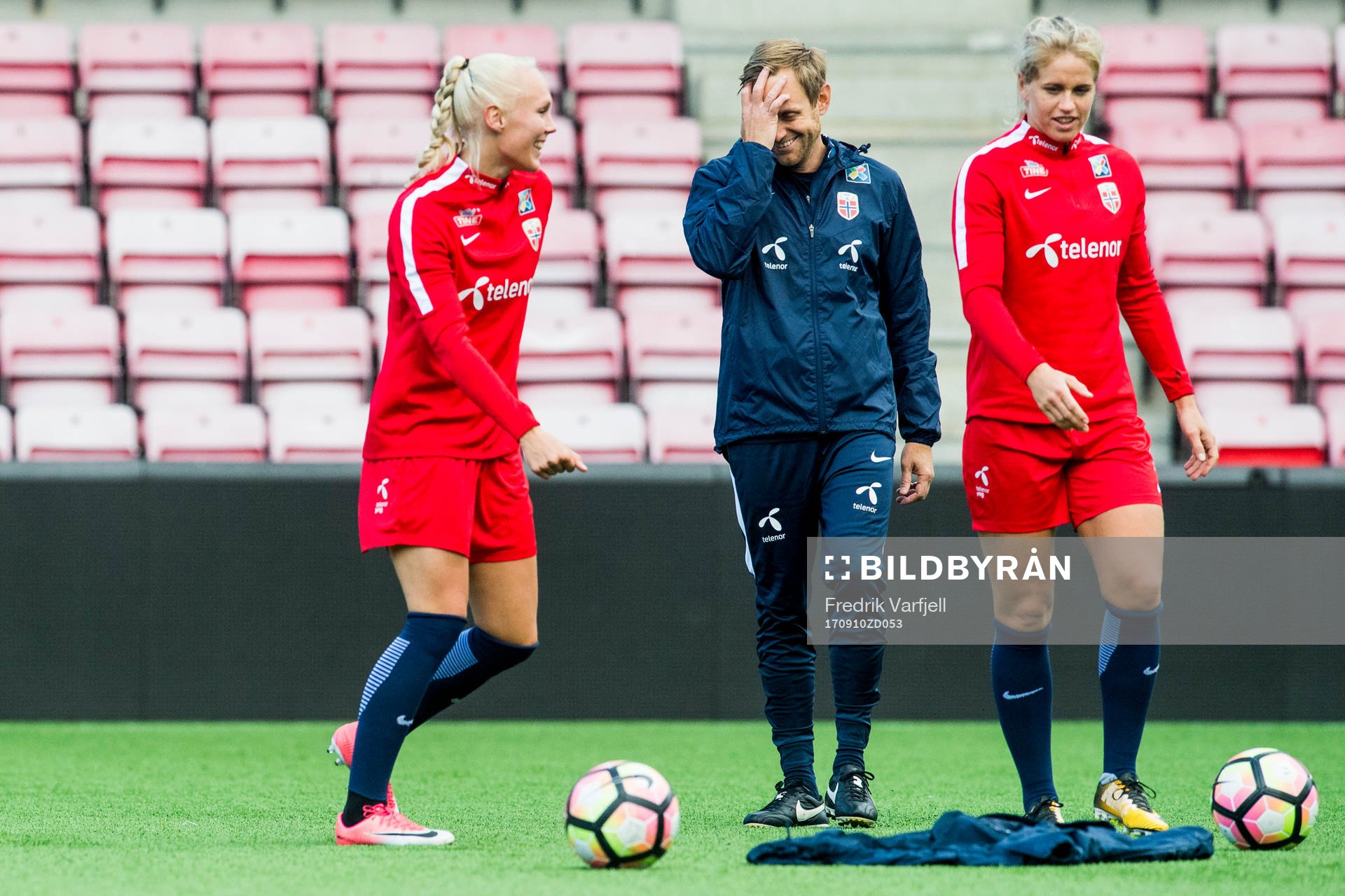 Maria Thorisdottir, Martin Sjögren, head coach, and Elise