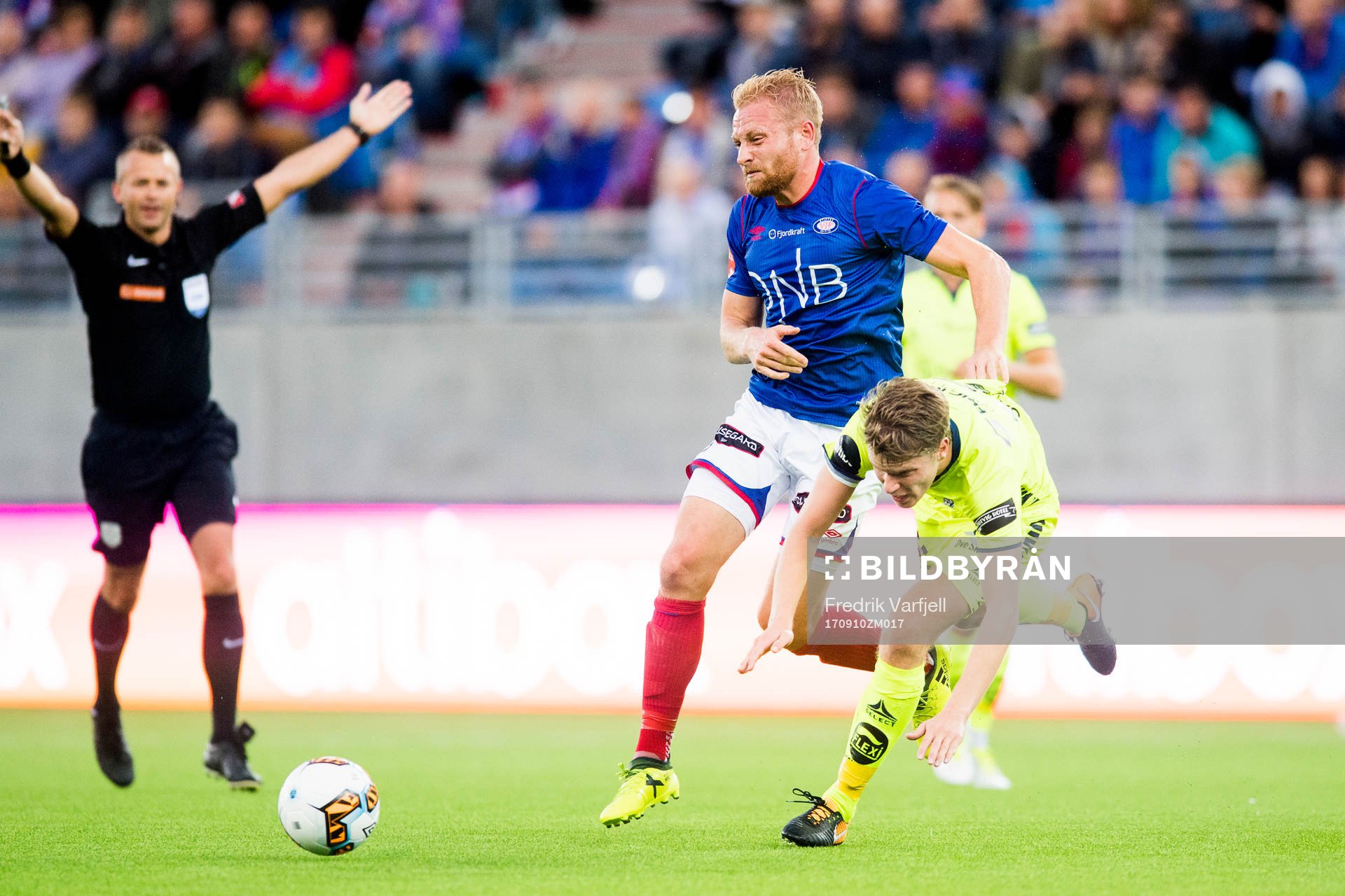 Henrik Kjelsrud Johansen of Vålerenga and Sigurd Rosted of