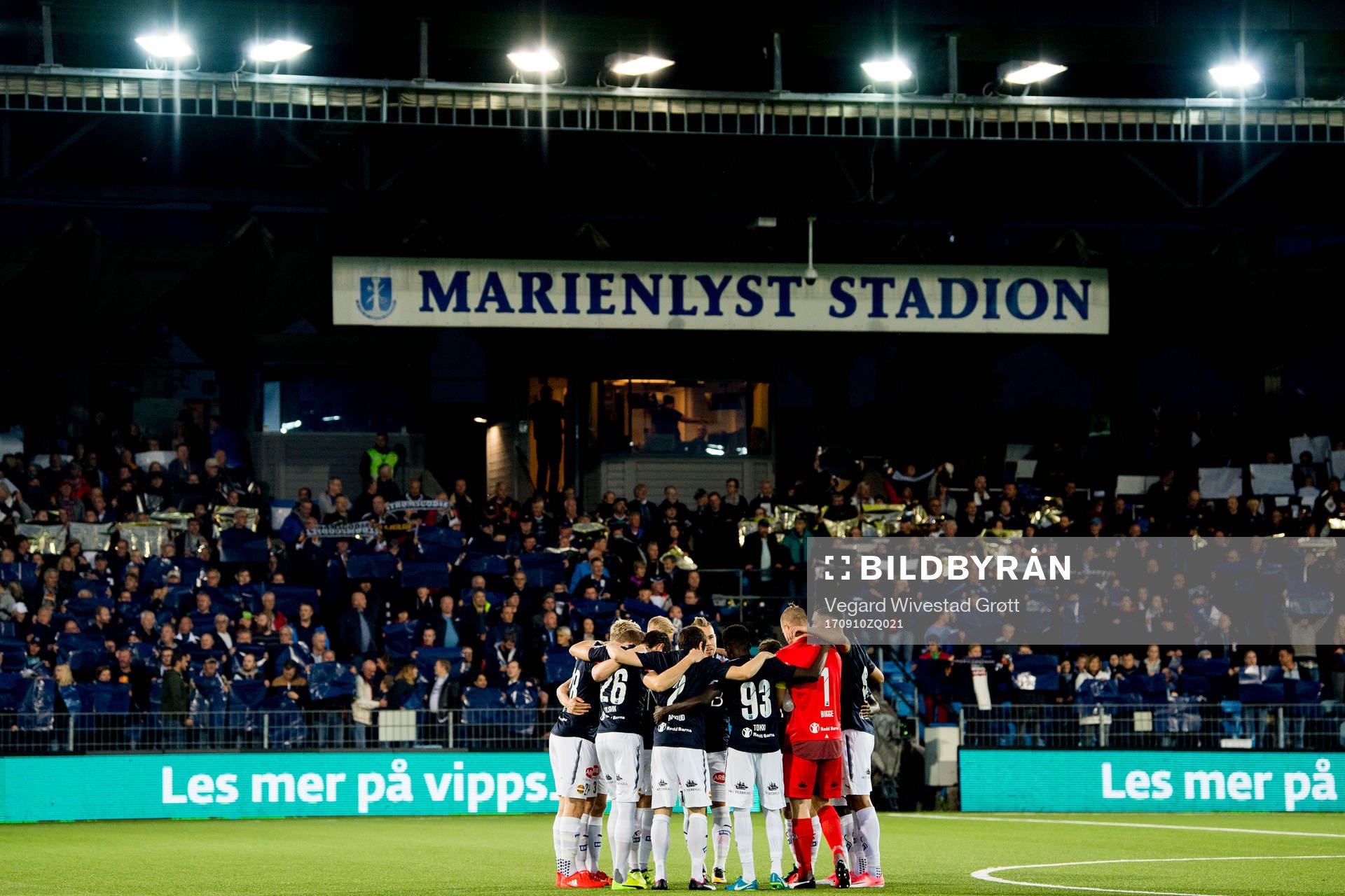 Strømsgodset gather in a circle