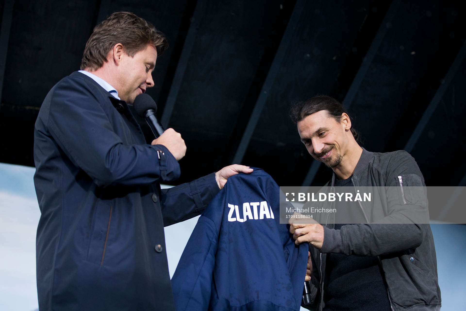 Zlatan Ibrahimovic får en fabriksoverall som gåva