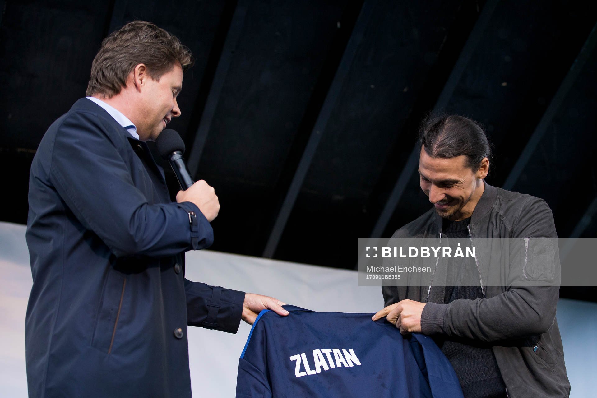 Zlatan Ibrahimovic får en fabriksoverall som gåva