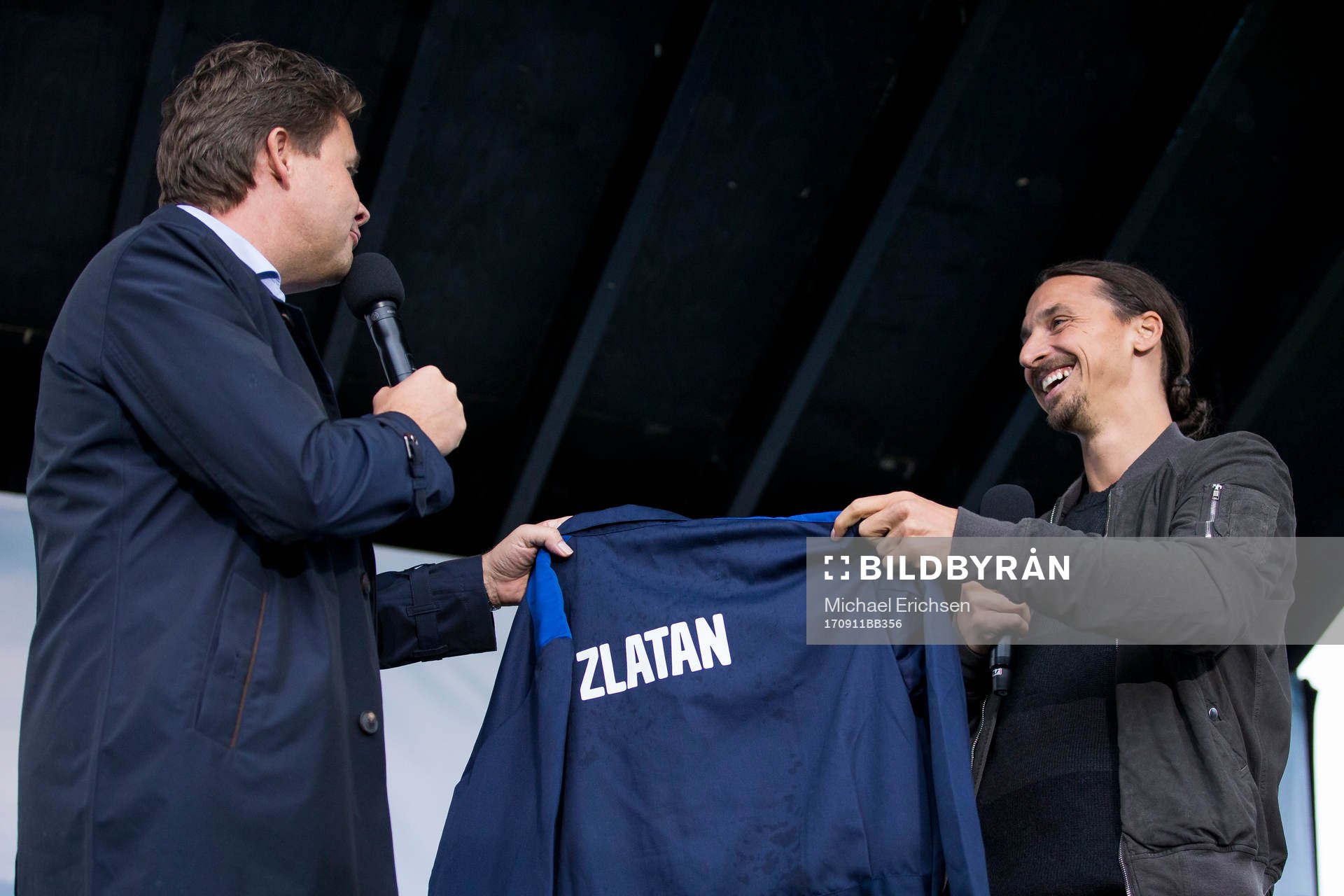 Zlatan Ibrahimovic får en fabriksoverall som gåva