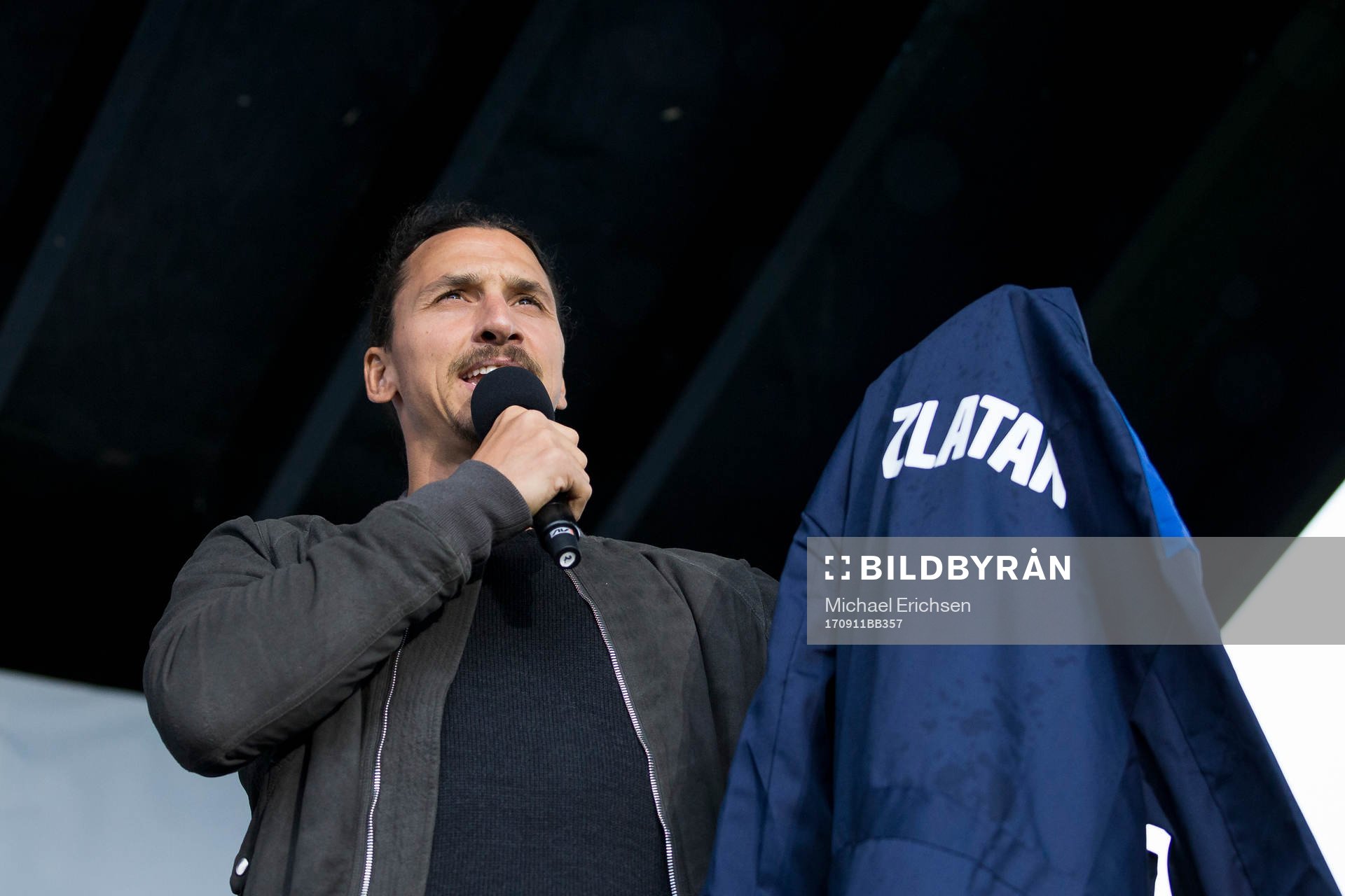 Zlatan Ibrahimovic får en fabriksoverall som gåva