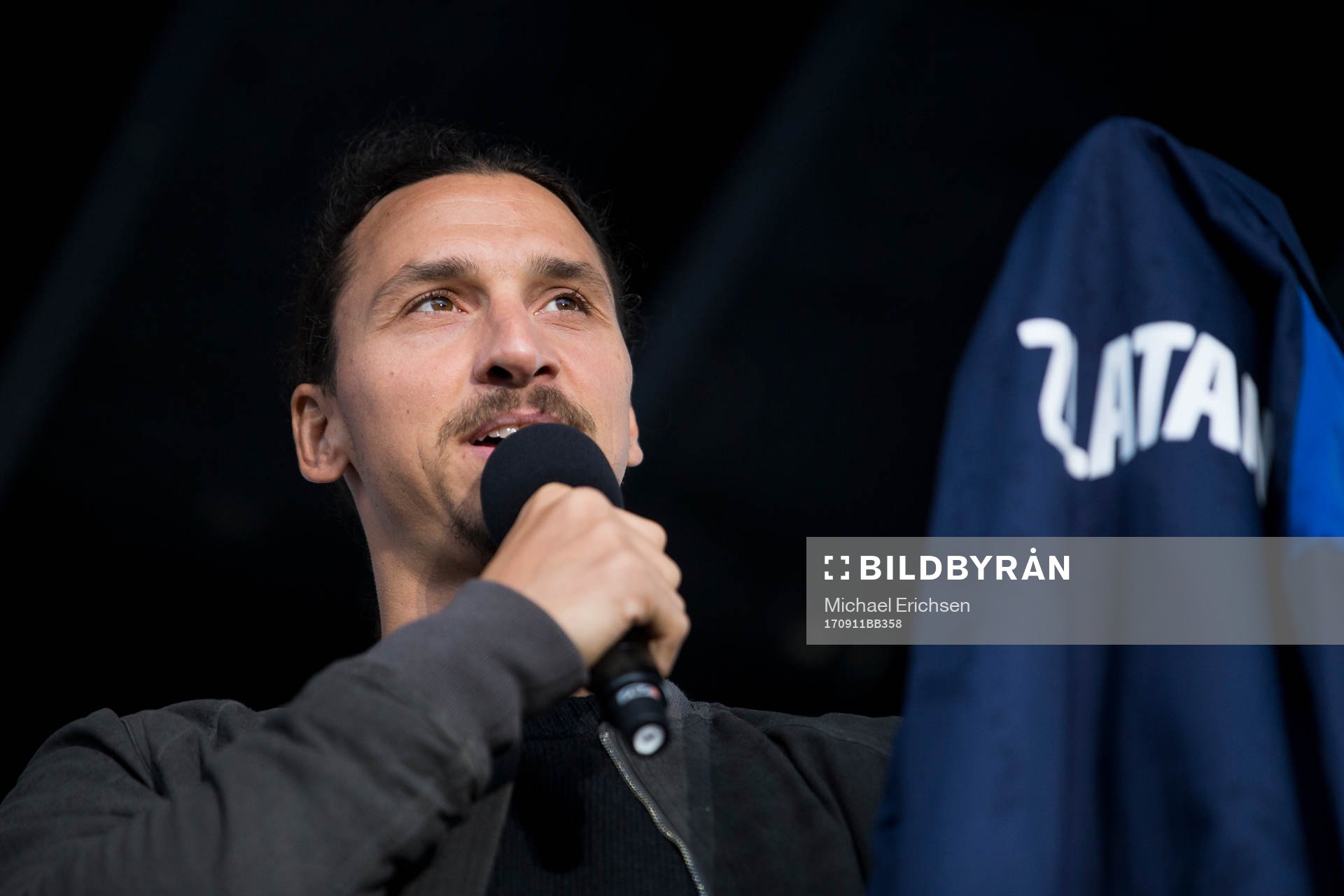 Zlatan Ibrahimovic får en fabriksoverall som gåva