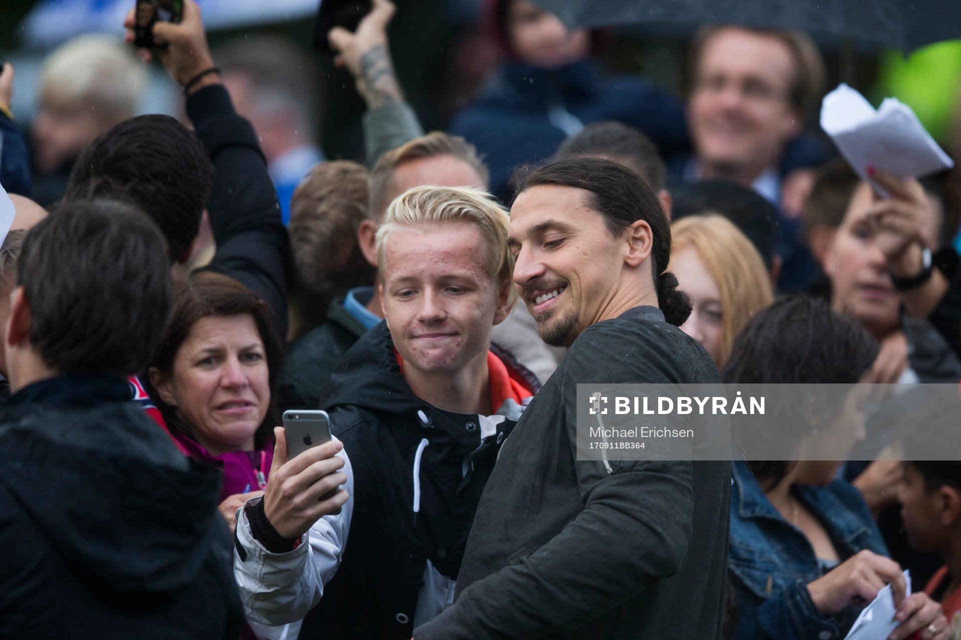 Zlatan Ibrahimovic tar en bild med en ung supporter